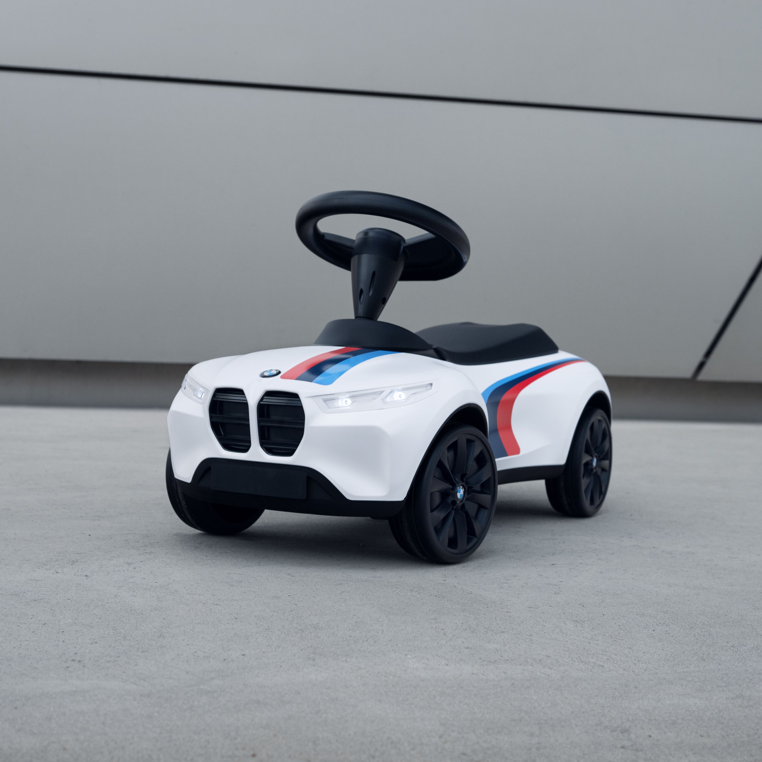 Baby racer BMW Lifestyle in bianco con strisce Seehaus sul cofano anteriore e sul lato