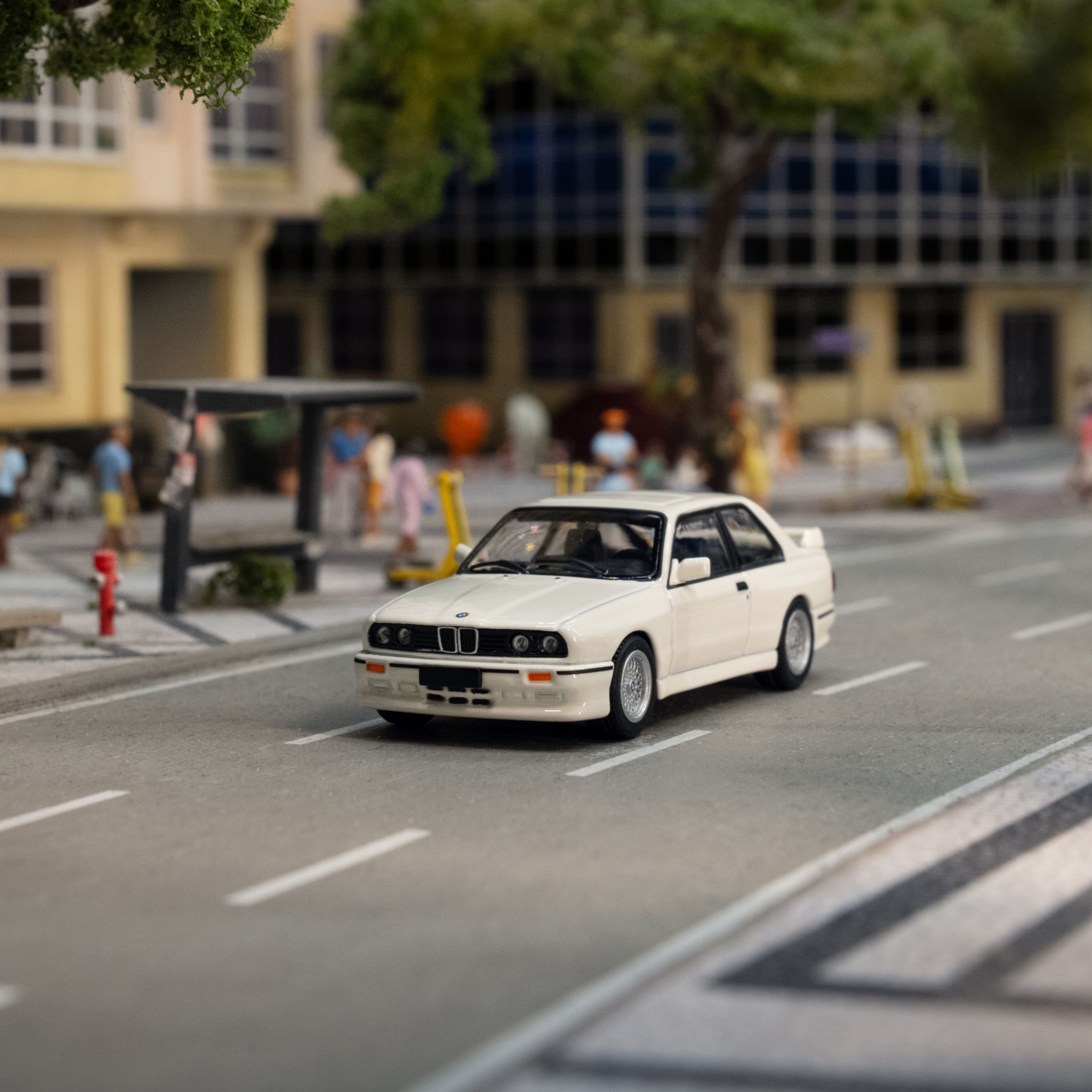 Modellino BMW Lifestyle di una BMW Serie 3 E30 bianca