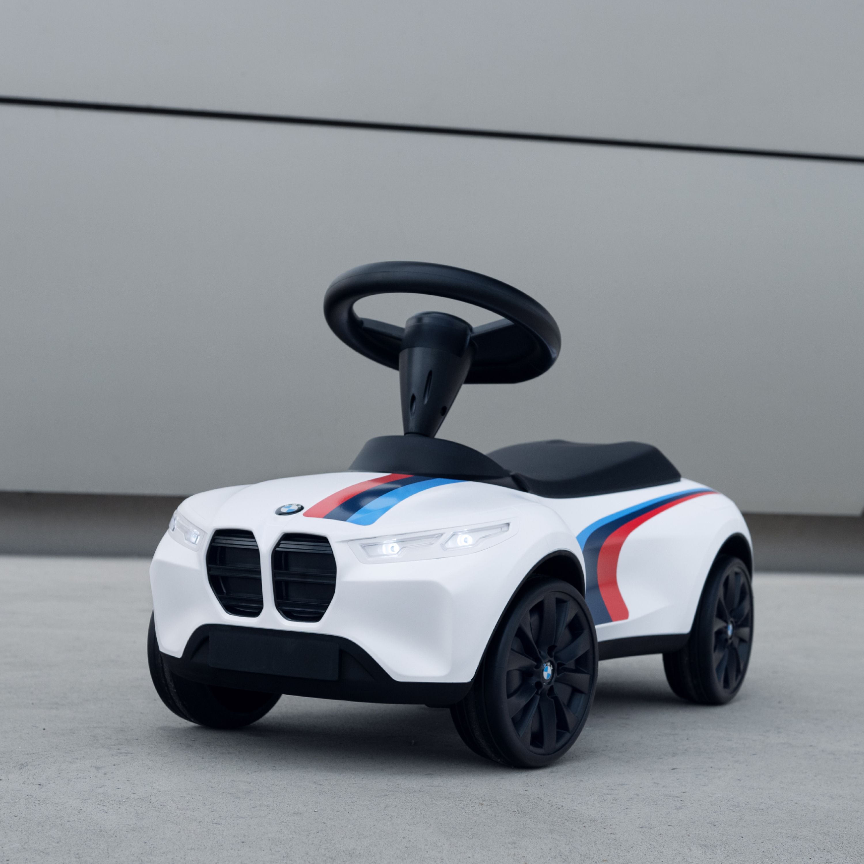 Auto per bambini BMW baby racer bianca con strisce Seehaus sul cofano anteriore e sul lato