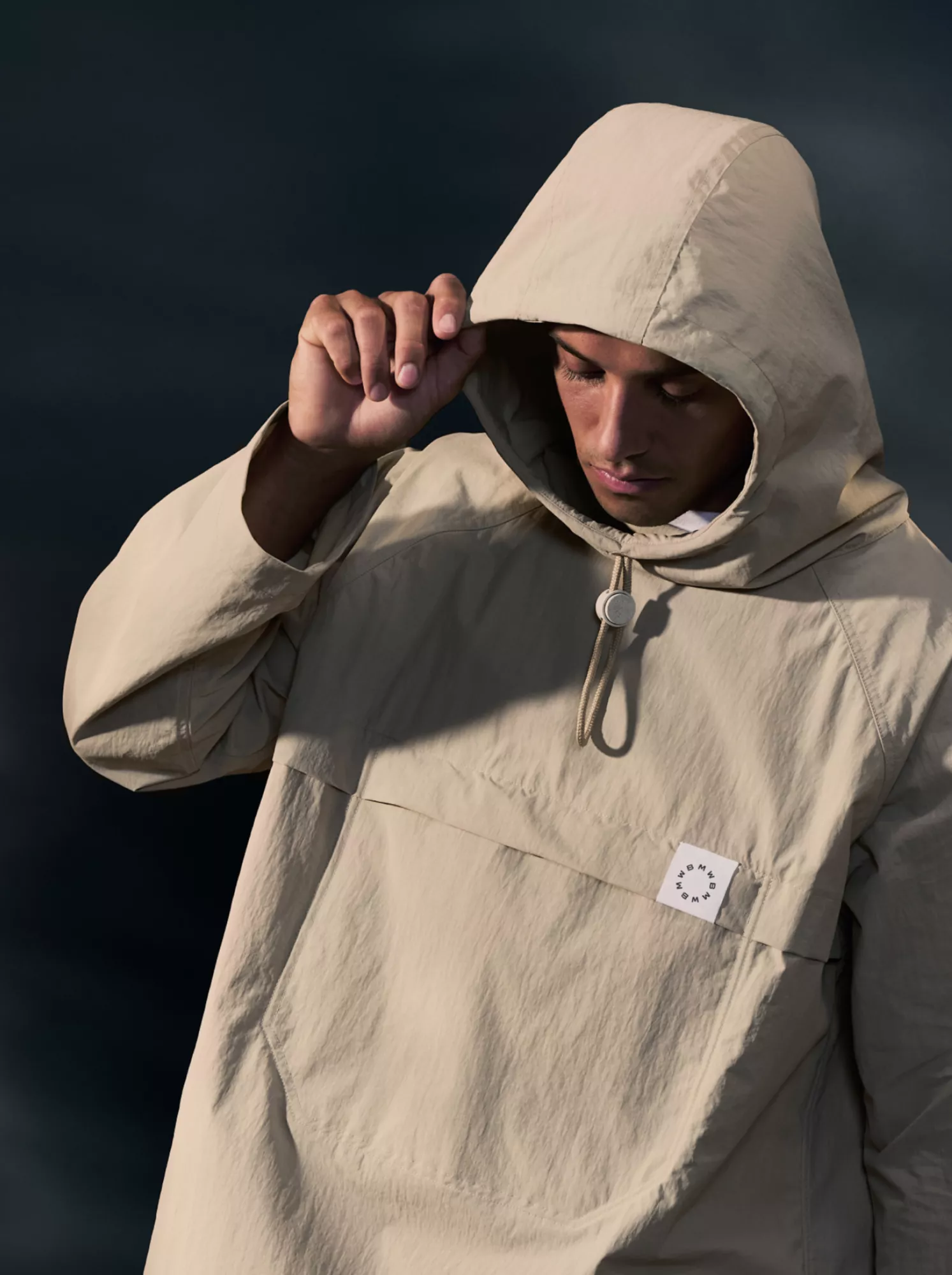 Poncho de pluie marron clair BMW Lifestyle avec capuche et logo de la collection BMW