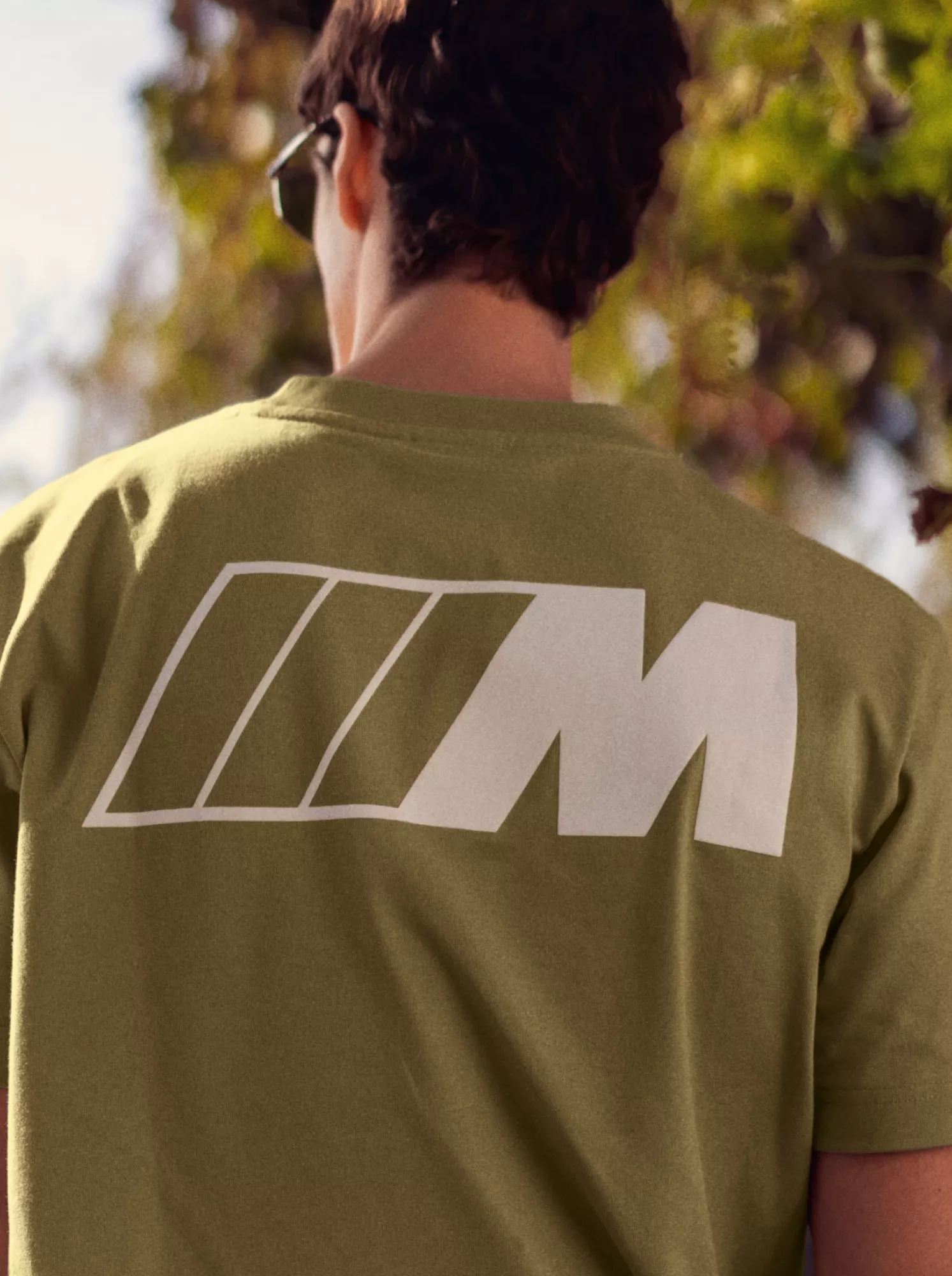 T-shirt marron et vert BMW Lifestyle de la collection BMW M avec un grand logo M de couleur blanche dans le dos