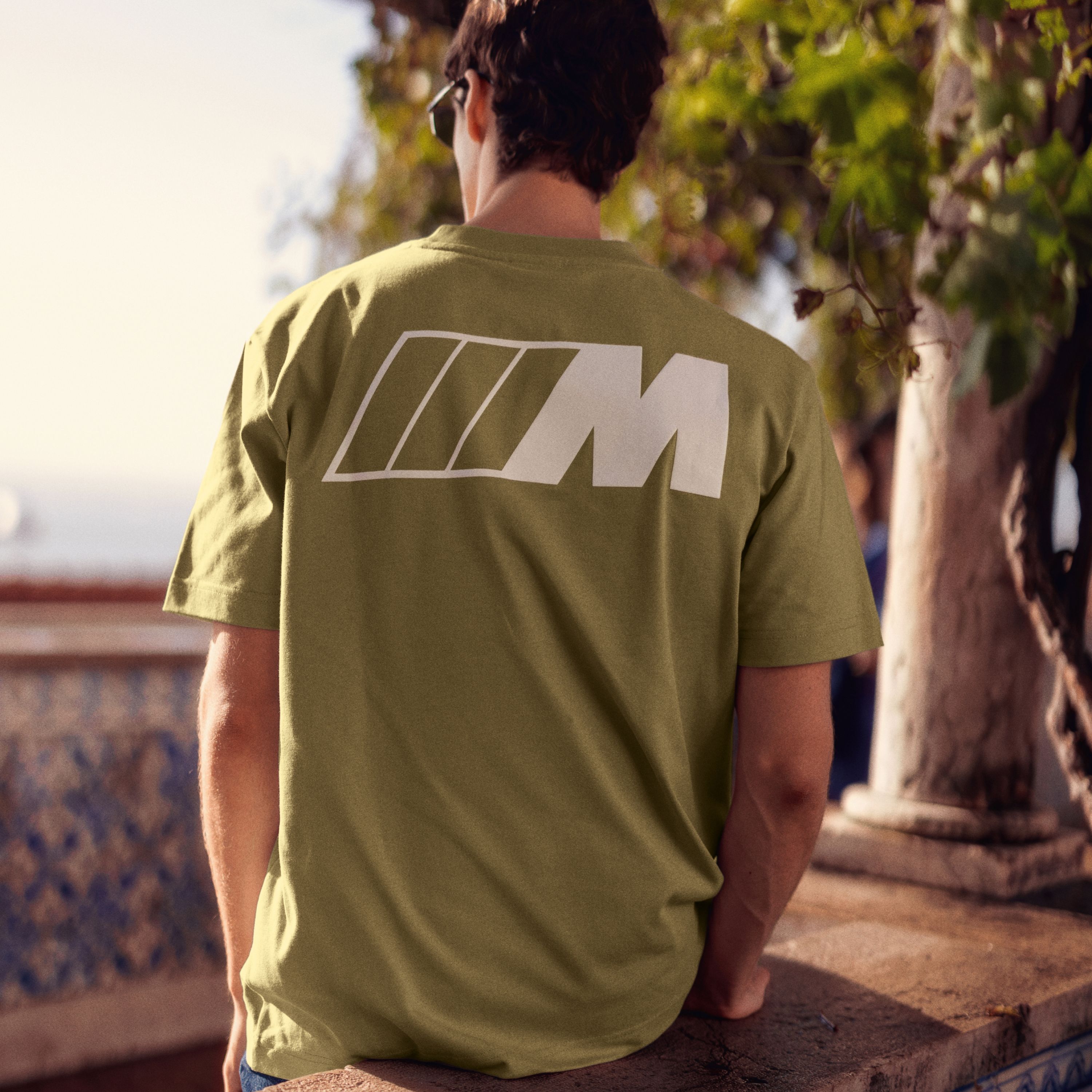 T-shirt BMW Lifestyle della collezione BMW M verde-marrone con grande logo M in bianco sul retro