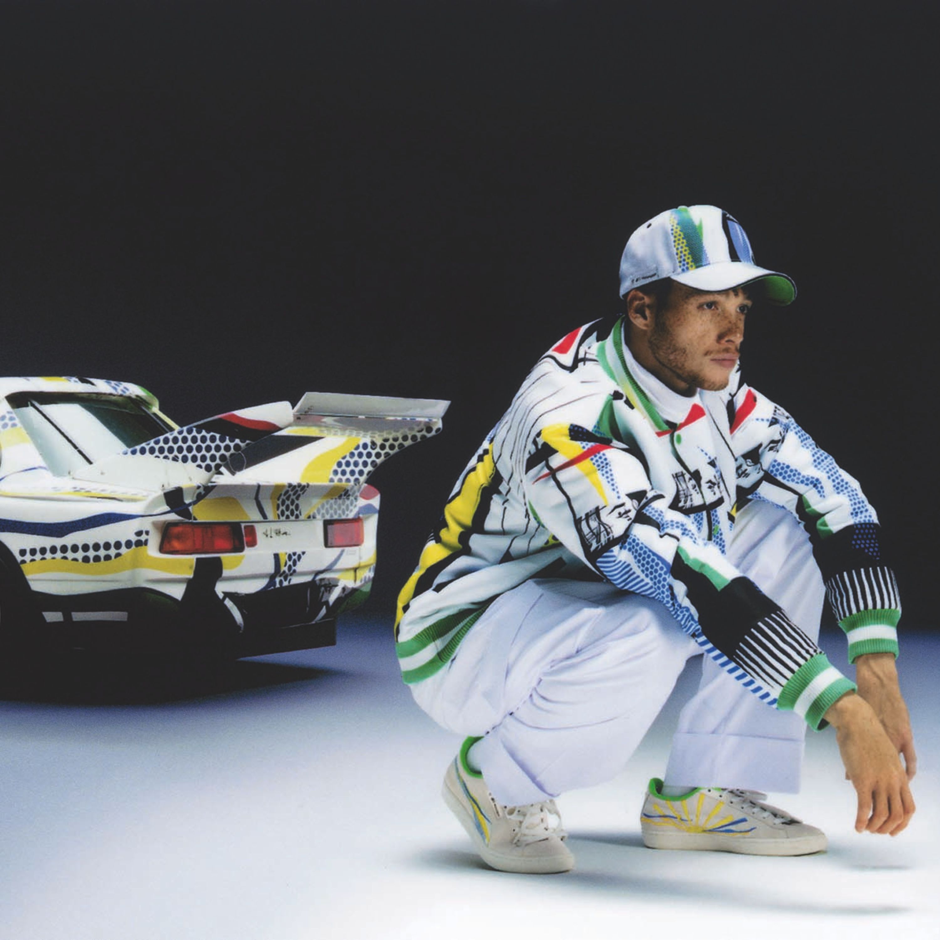 BMW Lifestyle : collection BMW M Motorsport comprenant un sweat à capuche, un short et un T-shirt portés par deux jeunes