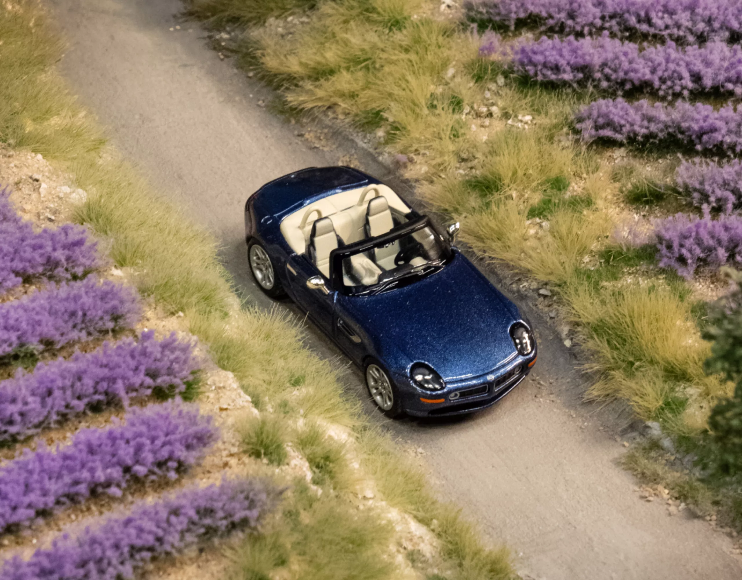 BMW Lifestyle BMW Z8 Miniatur in blau metallic in einer Miniaturwelt