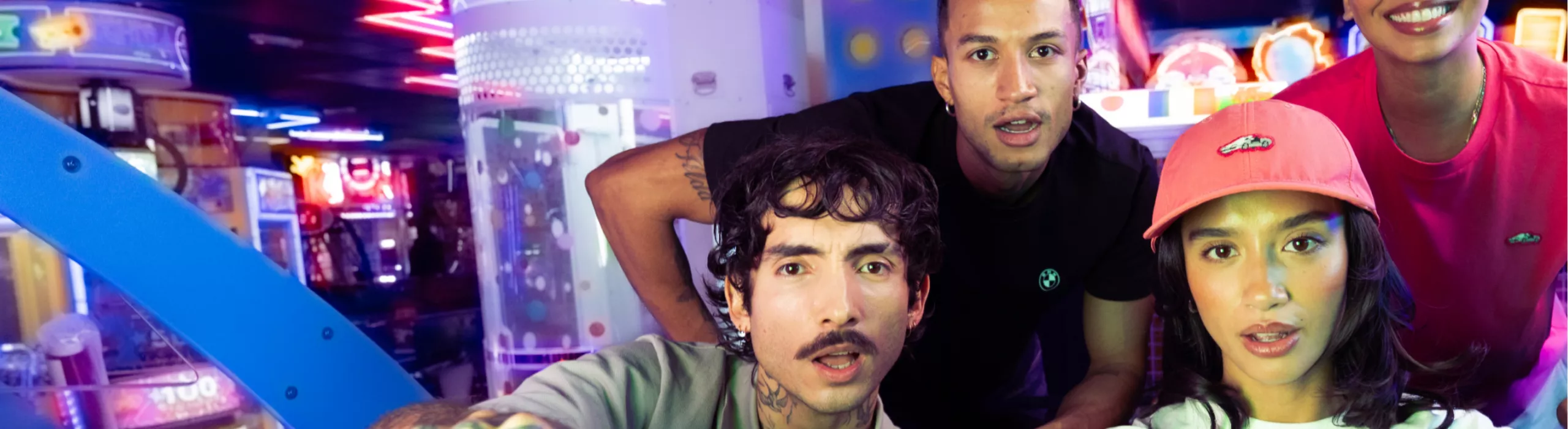 Vier junge Menschen in einer Spiele Arcade mit BMW Lifestyle Produkten