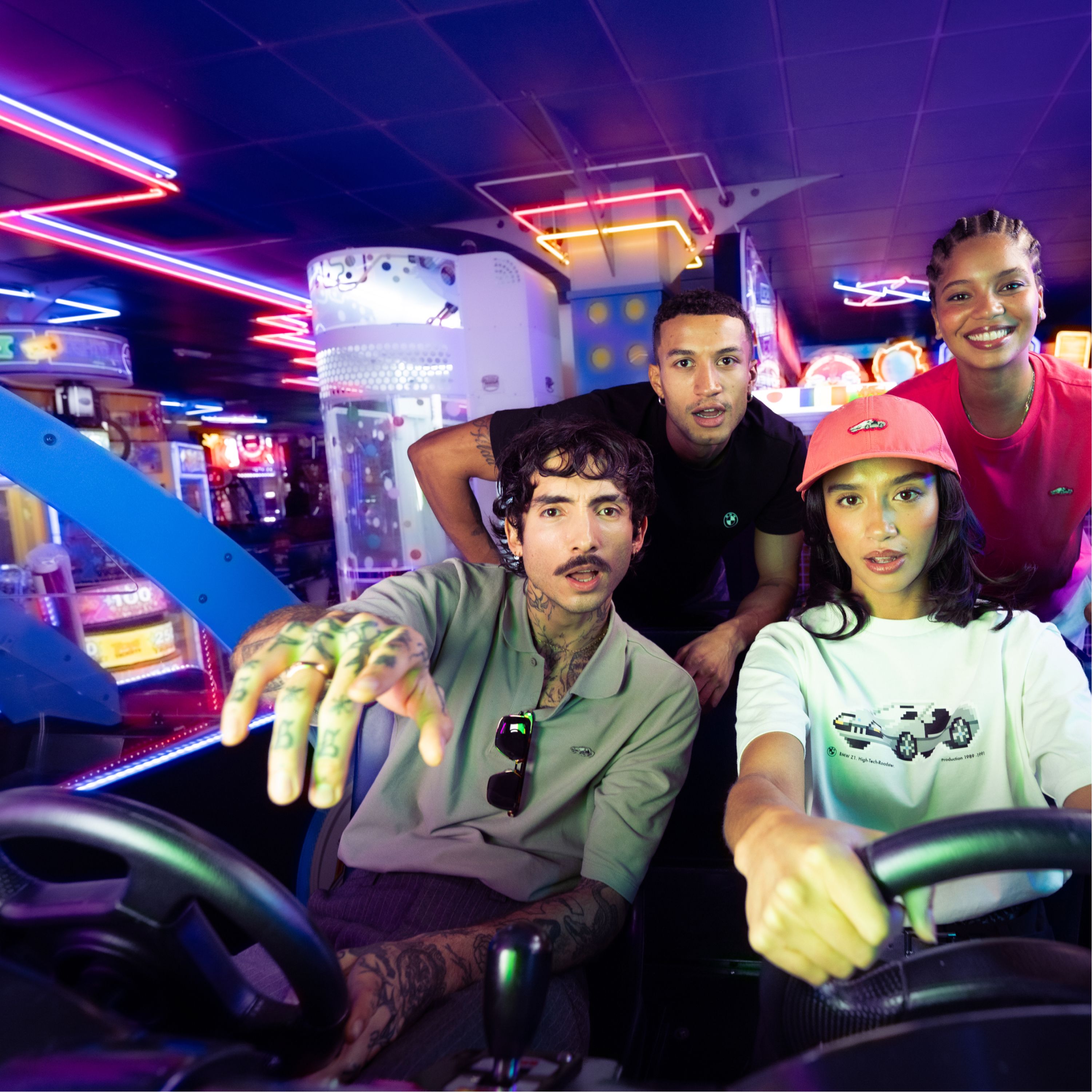 Quattro giovani in una sala giochi con prodotti BMW Lifestyle