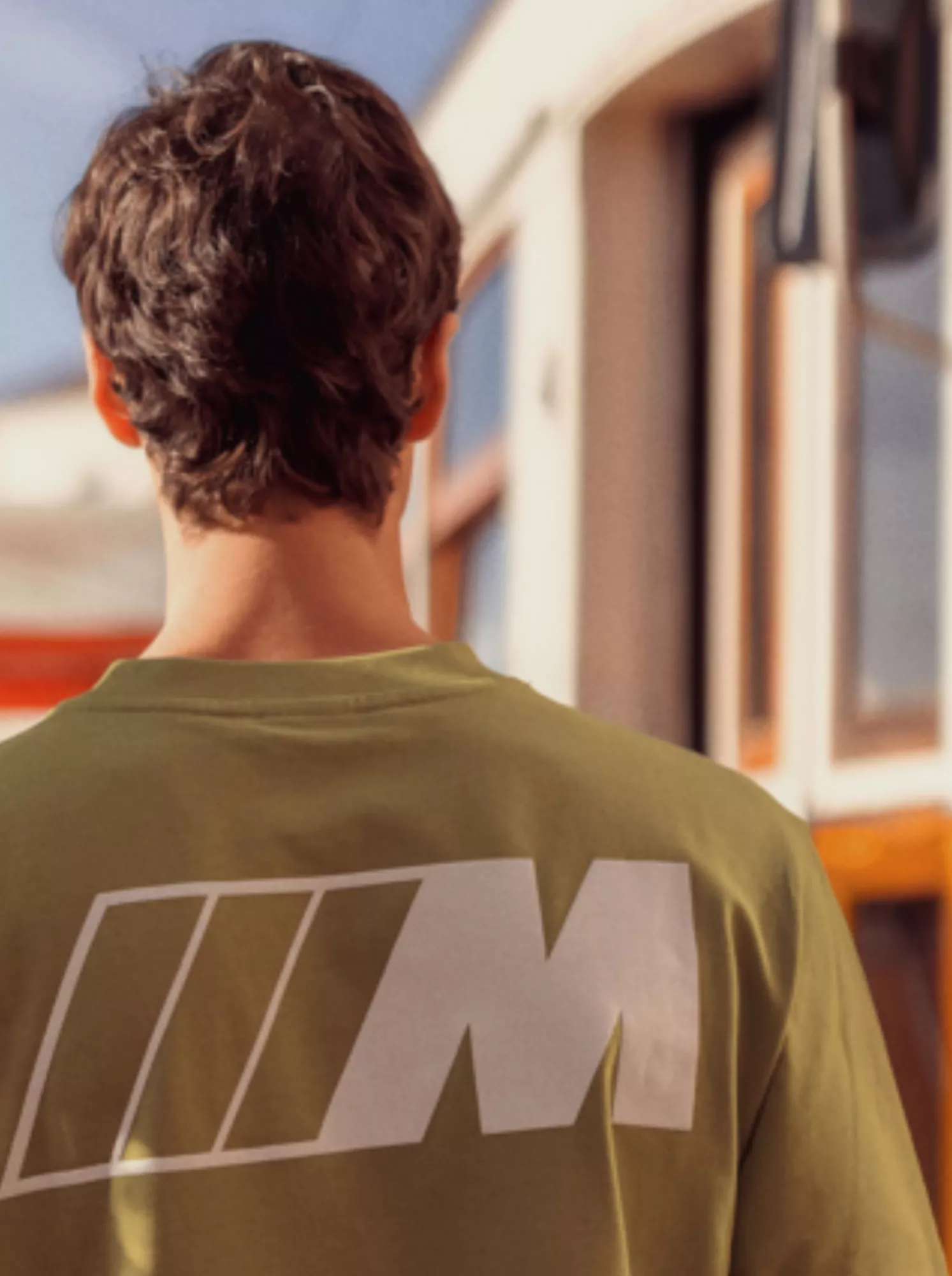 Camiseta verde-marrom BMW Lifestyle BMW M Collection com grande logotipo M em branco nas costas