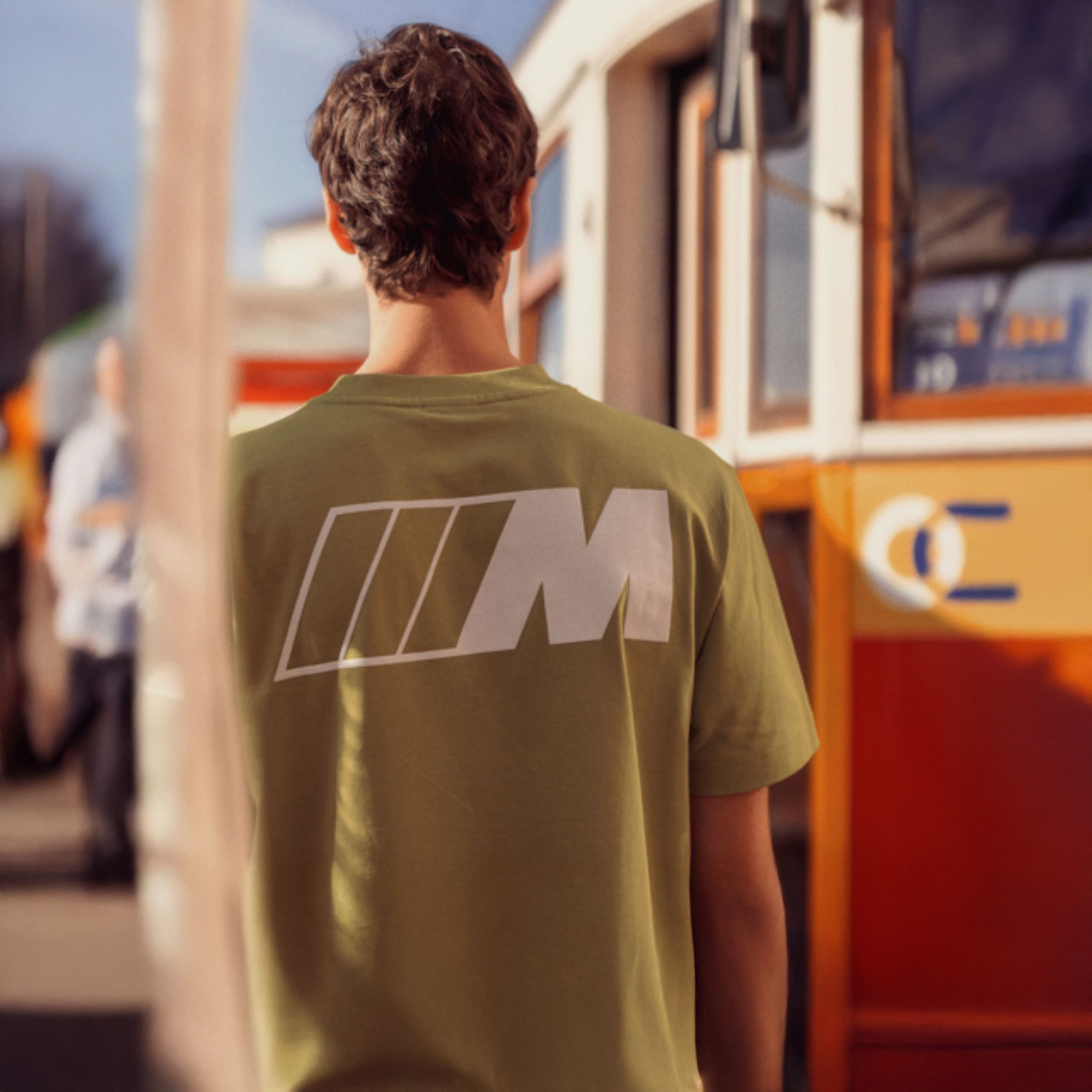 Camiseta verde-marrom BMW Lifestyle BMW M Collection com grande logotipo M em branco nas costas