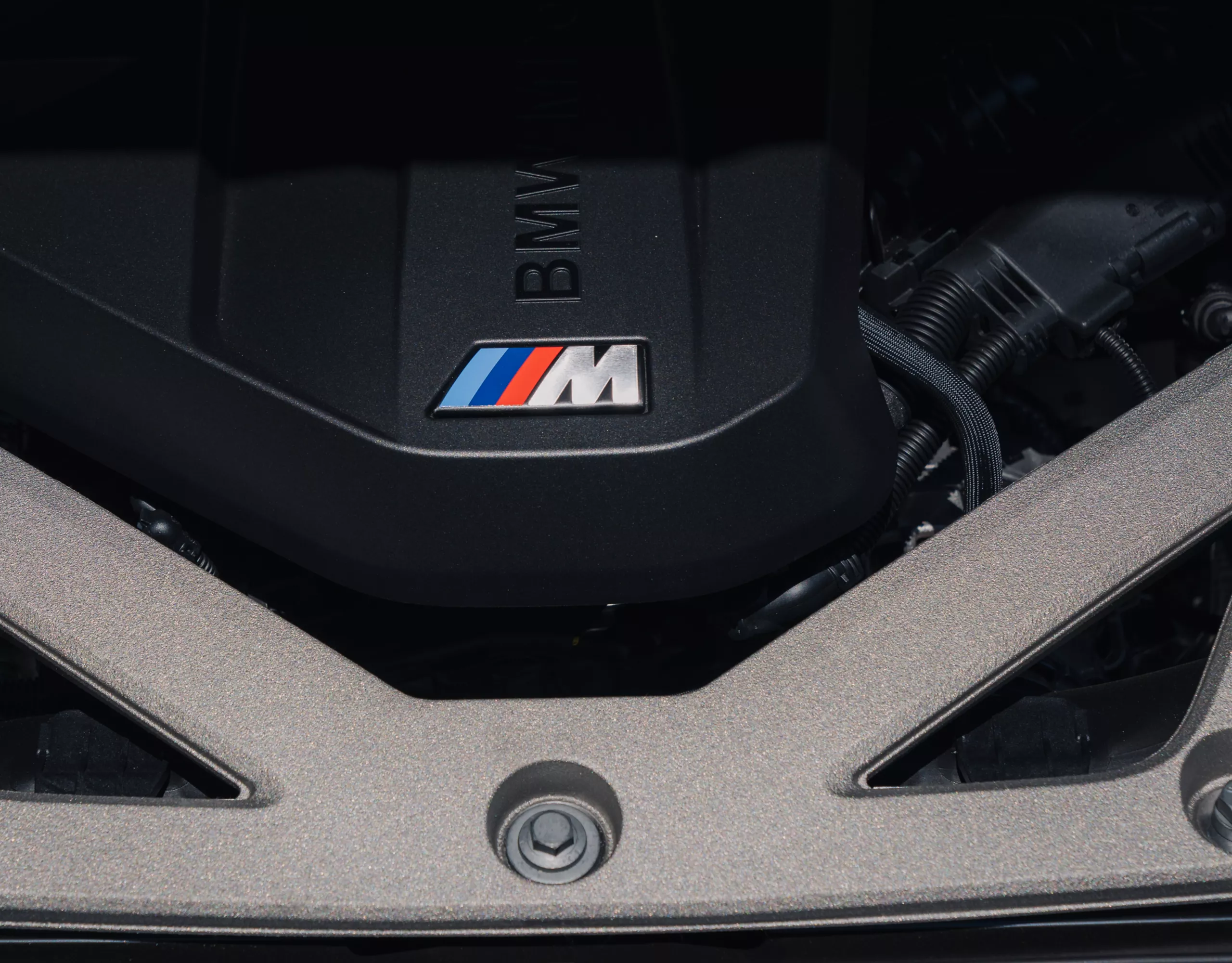 เครื่องยนต์เบนซิน 6 สูบแถวเรียง M TwinPower Turbo ของ BMW M3 CS พร้อมระบบขับเคลื่อนทุกล้อ