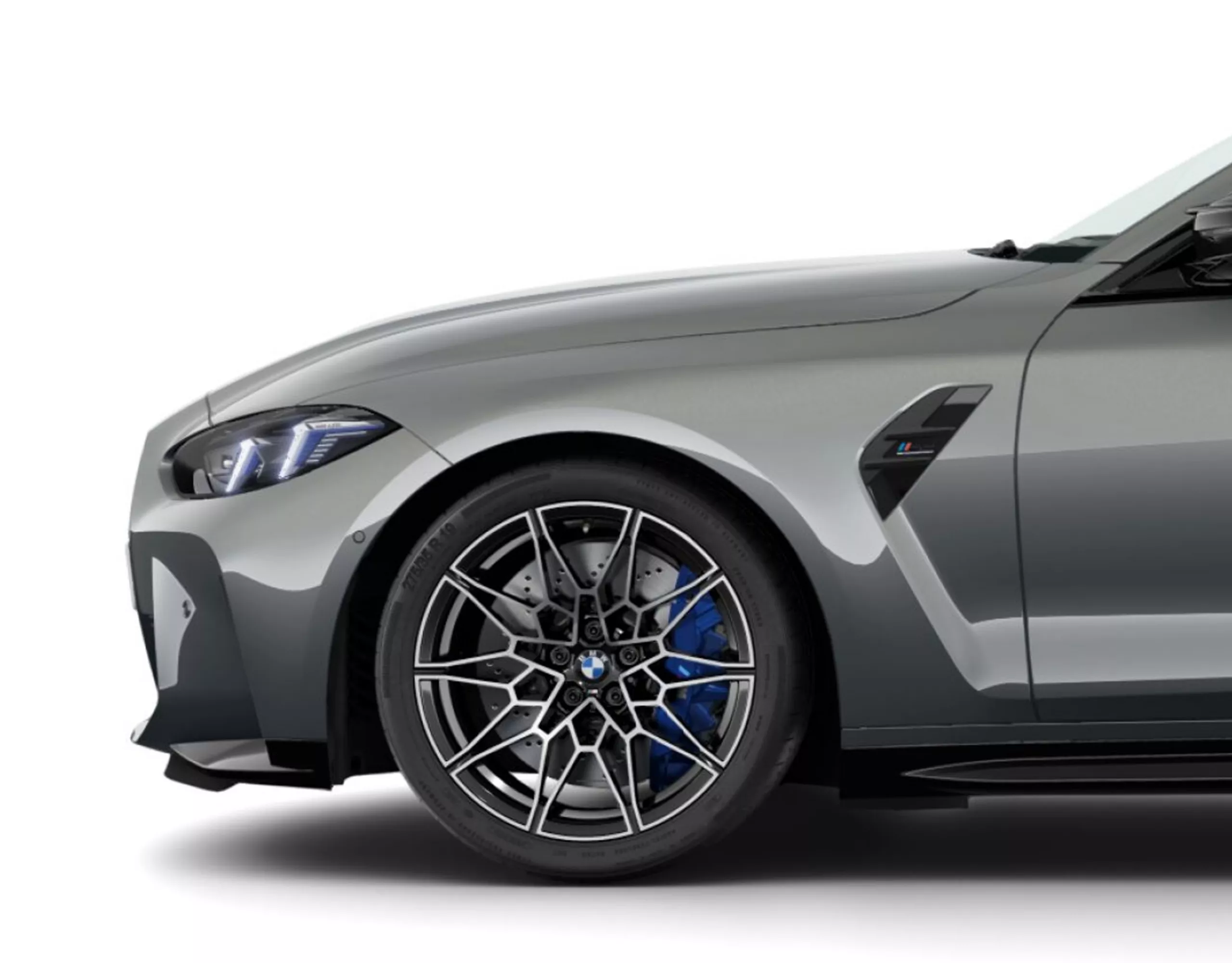 Para-lama e roda de liga leve do BMW M4 Competition Coupé com destaque para o freio M Compound vermelho brilhante.