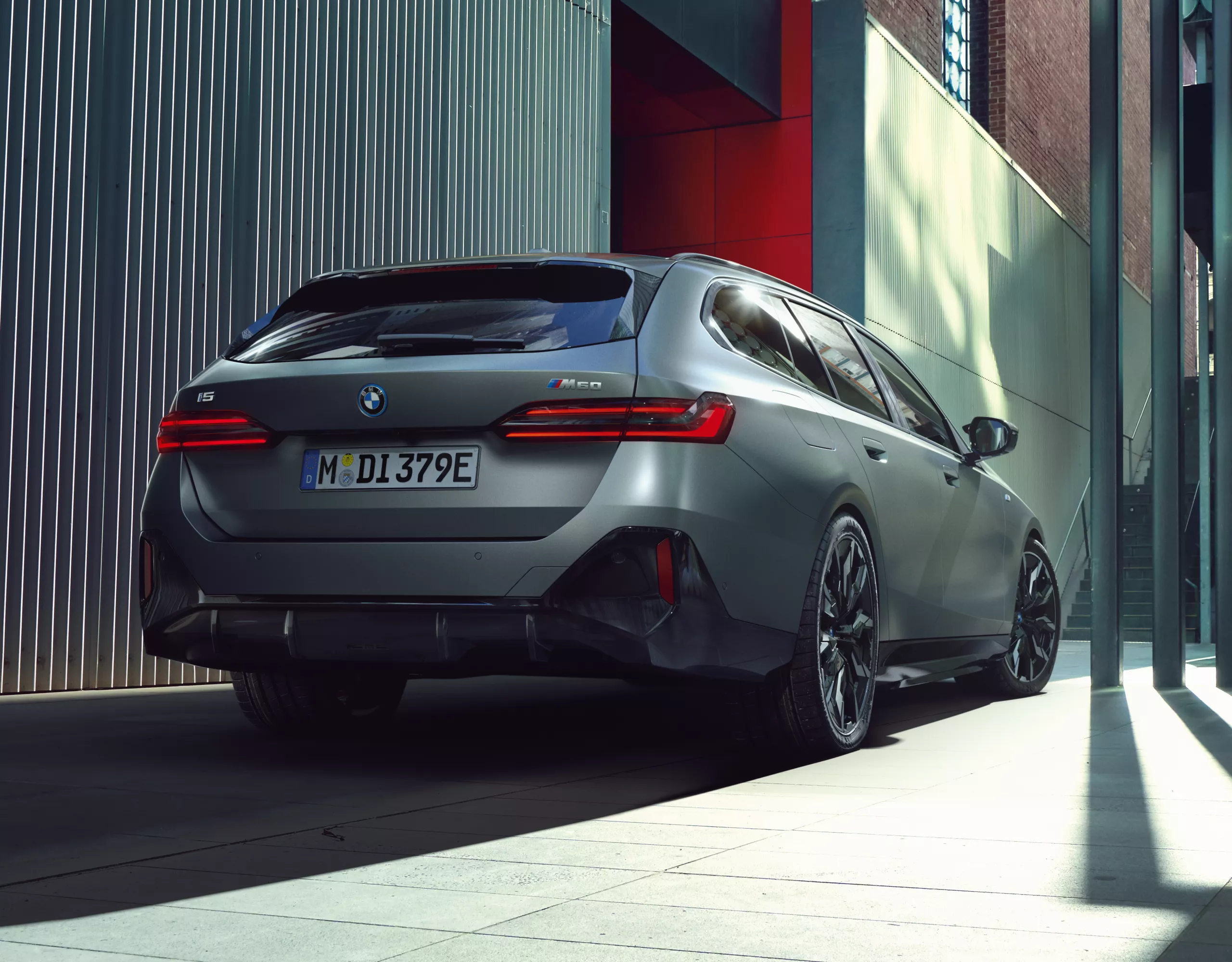 BMW M5 Touring green rear view