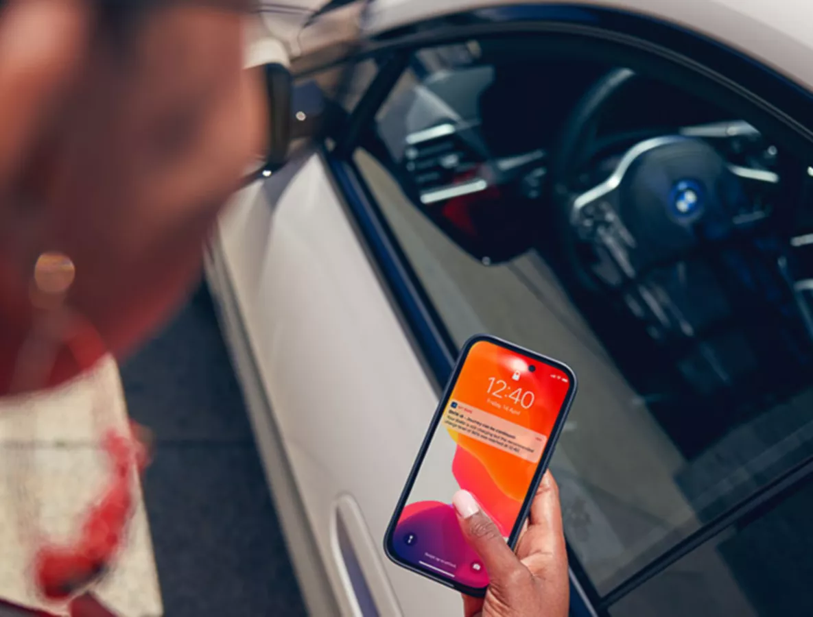 BMW Corporate sales Services BMW Mobility Services pour les clients business Homme en train d’utiliser l’App BMW