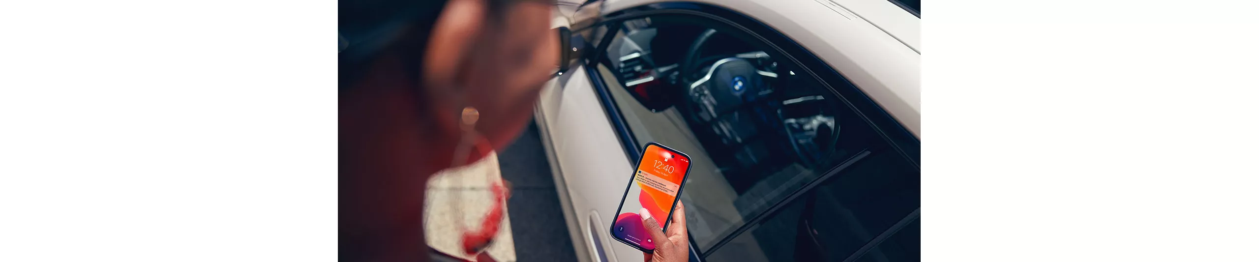 BMW Corporate Sales services BMW Mobility Services voor zakelijke klanten man gebruikt de BMW App