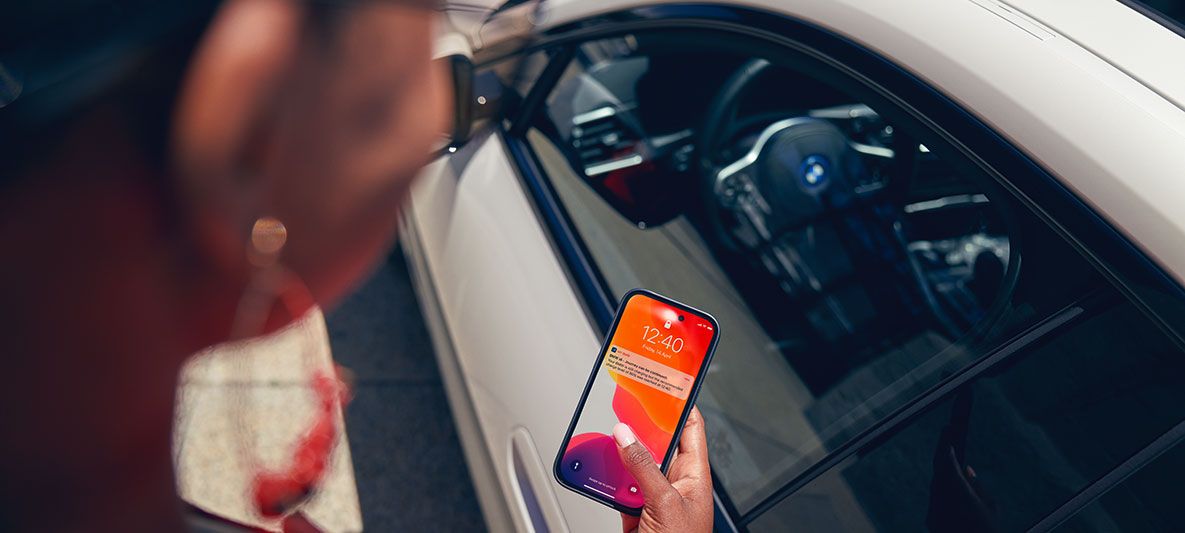 BMW Corporate Sales services BMW Mobility Services voor zakelijke klanten man gebruikt de BMW App