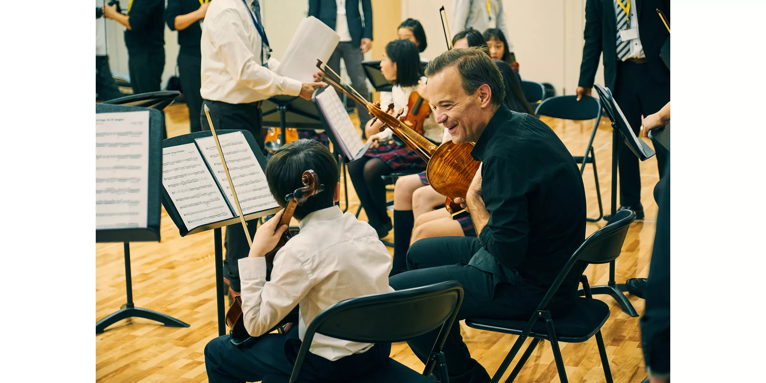 楽団メンバーによる、きめ細かなレクチャー。