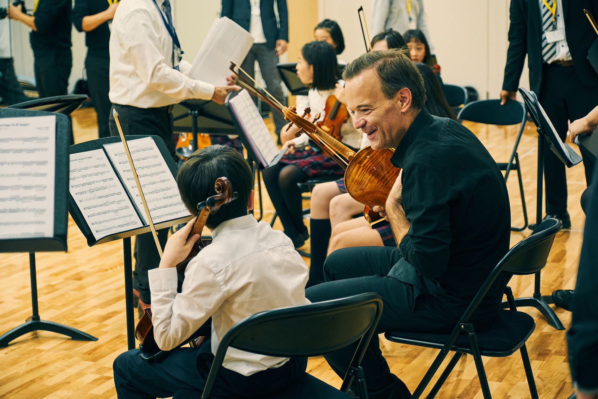 楽団メンバーによる、きめ細かなレクチャー。