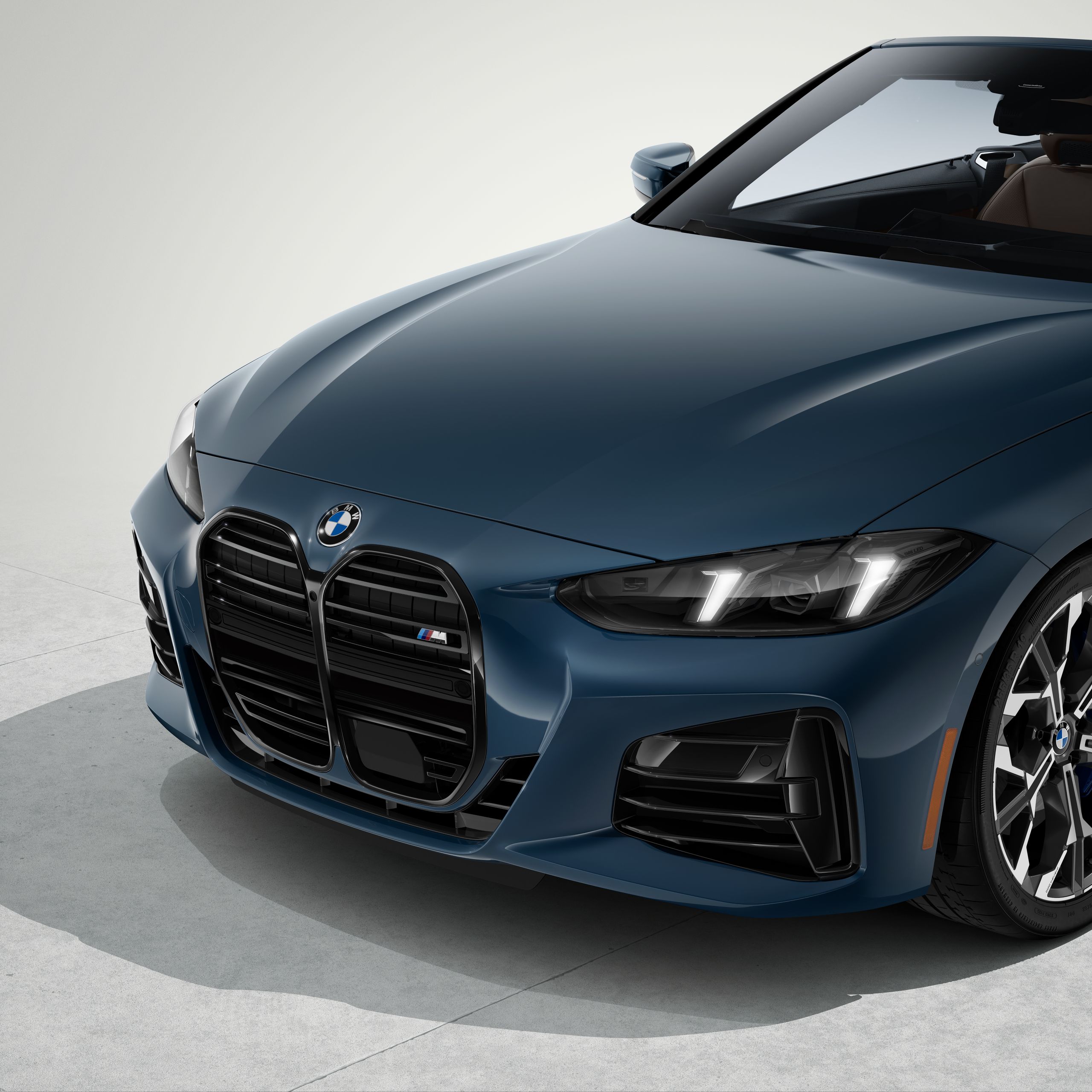 Front design of the BMW M440i featuring Adaptive LED headlights