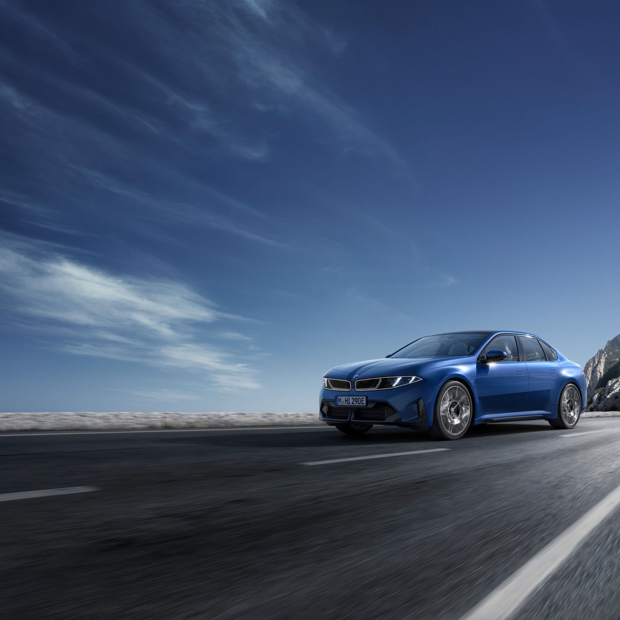 Un BMW i3 Berlina circula por una carretera de montaña sinuosa con curvas