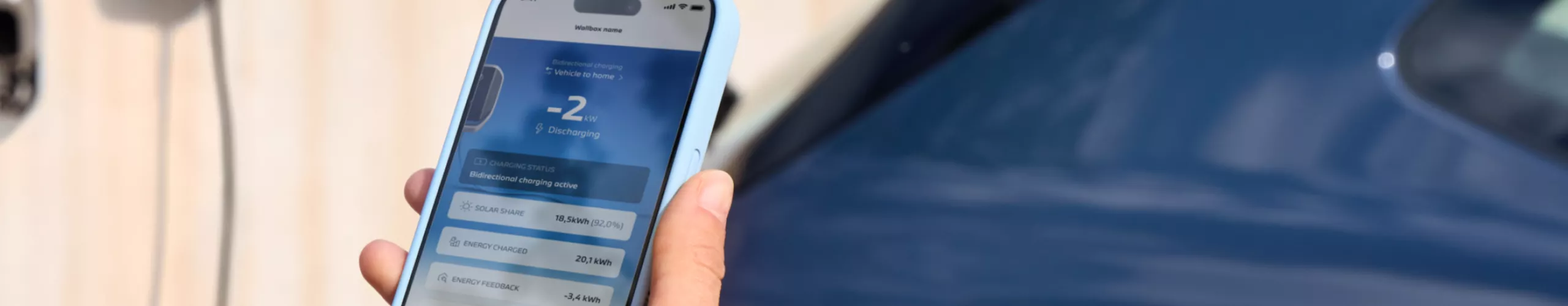 Smartphone mit My BMW App liegt auf Marmorfläche