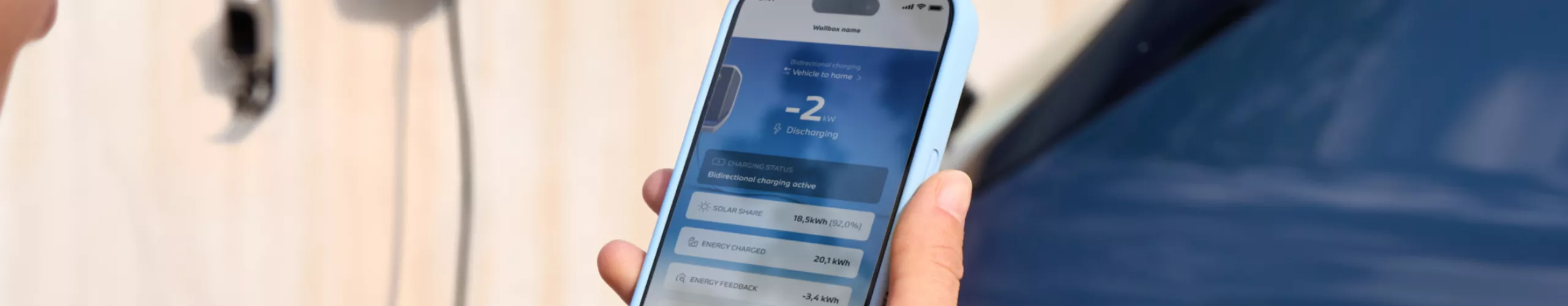Smarttelefon med My BMW App ligger på en marmoverflate.
