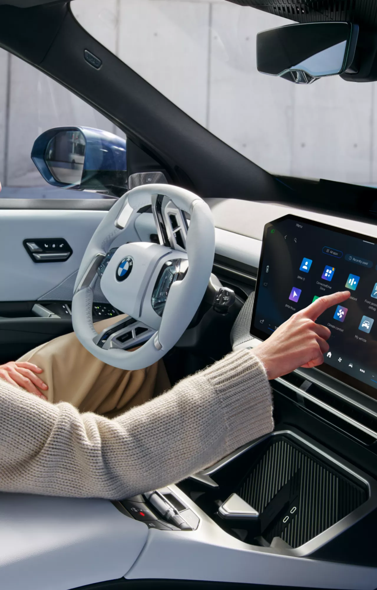 אדם מפעיל את המסך המרכזי ב-BMW iX3
