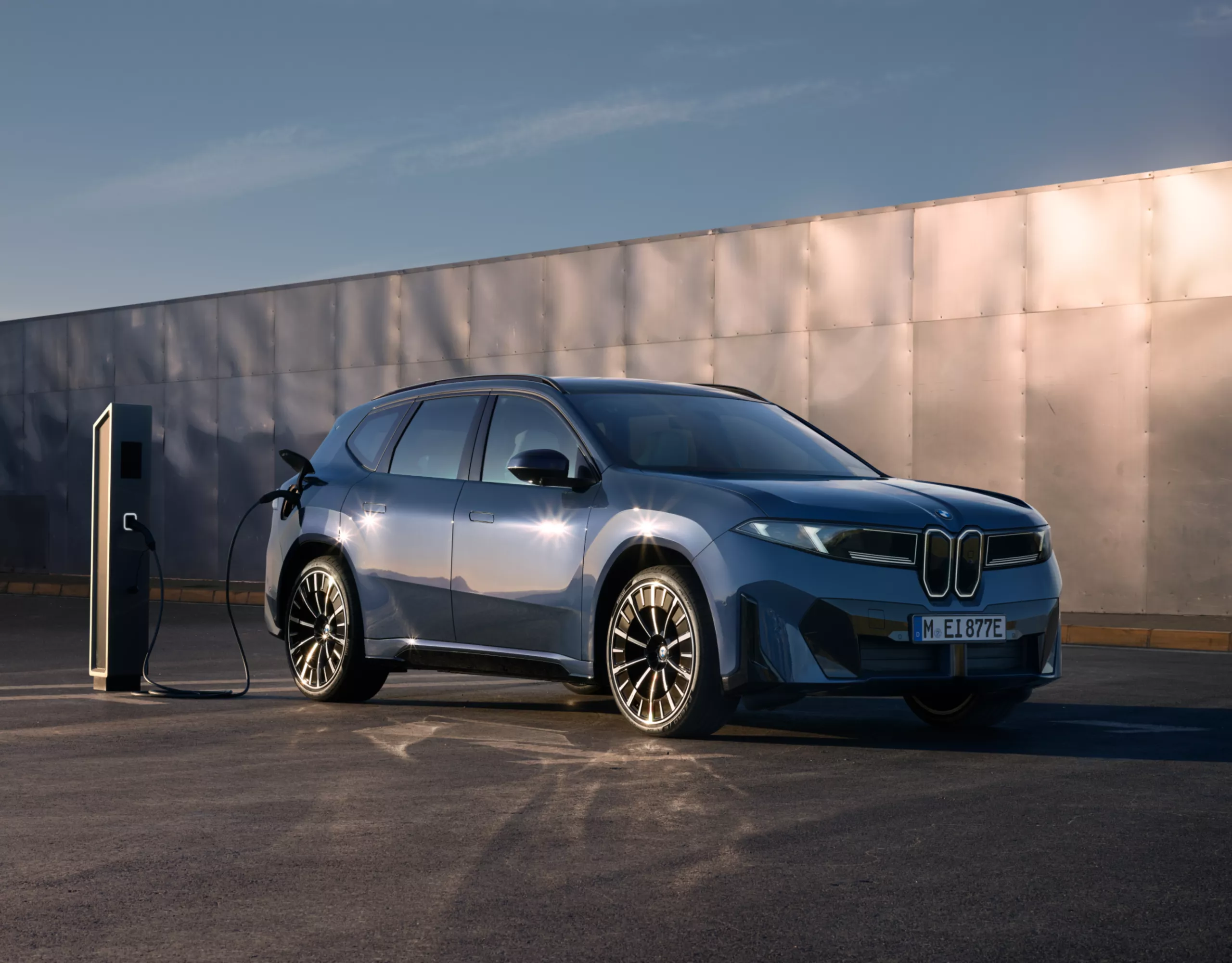 Ein BMW iX3 wird an einer öffentlichen Ladesäule aufgeladen