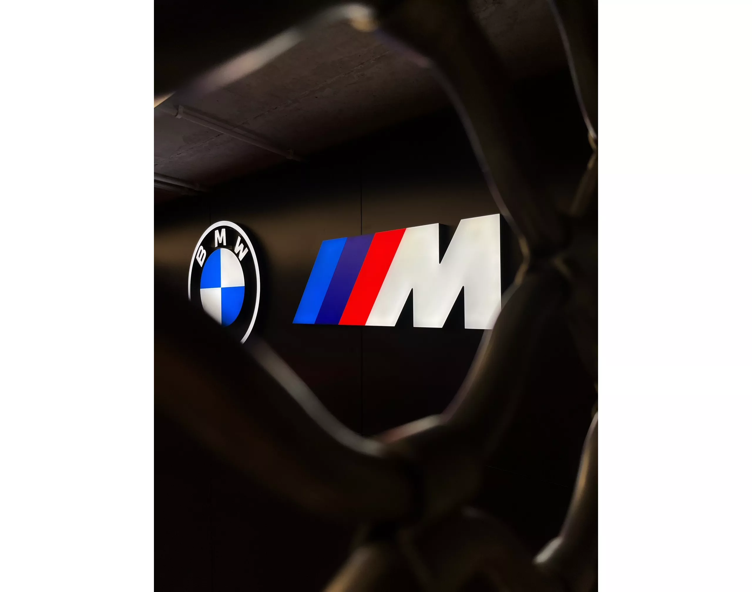 Neon logo BMW M.