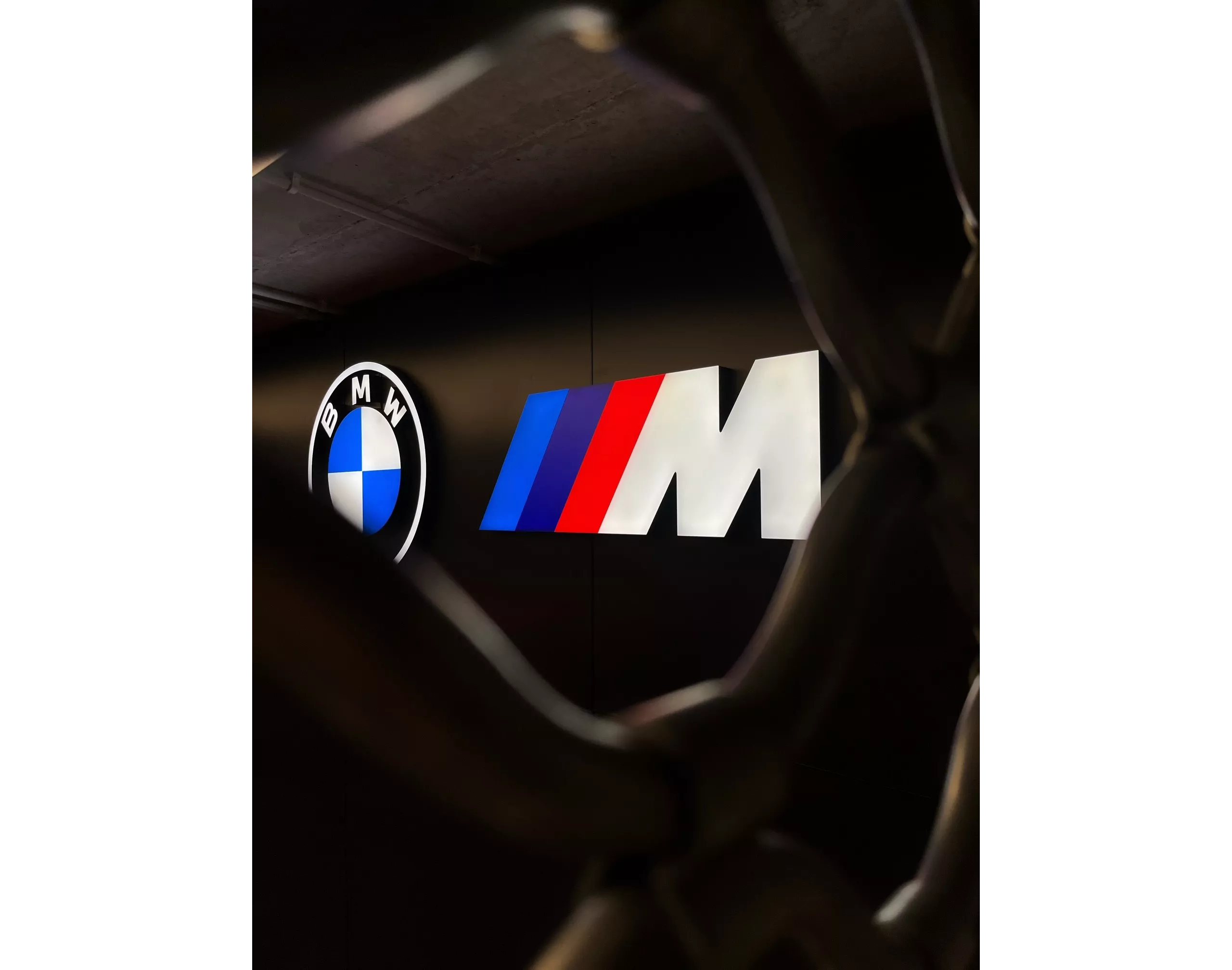 Neon logo BMW M.