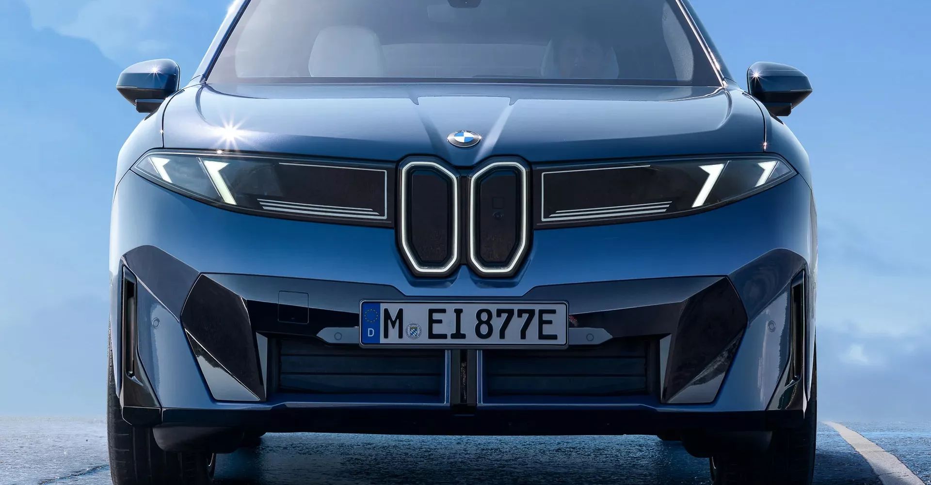 Fronten av en blå BMW iX3 