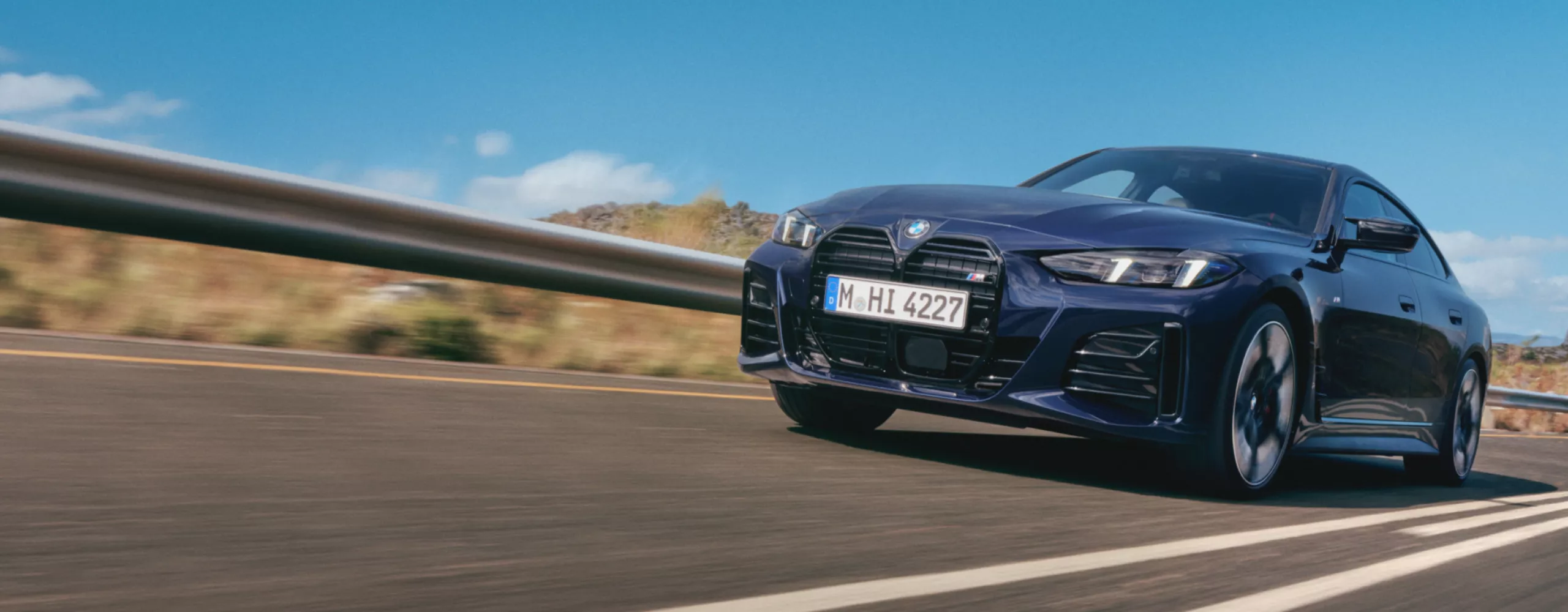  Ein BMW M440i xDrive Gran Coupé fährt auf einer Schnellstraße mit hoher Geschwindigkeit