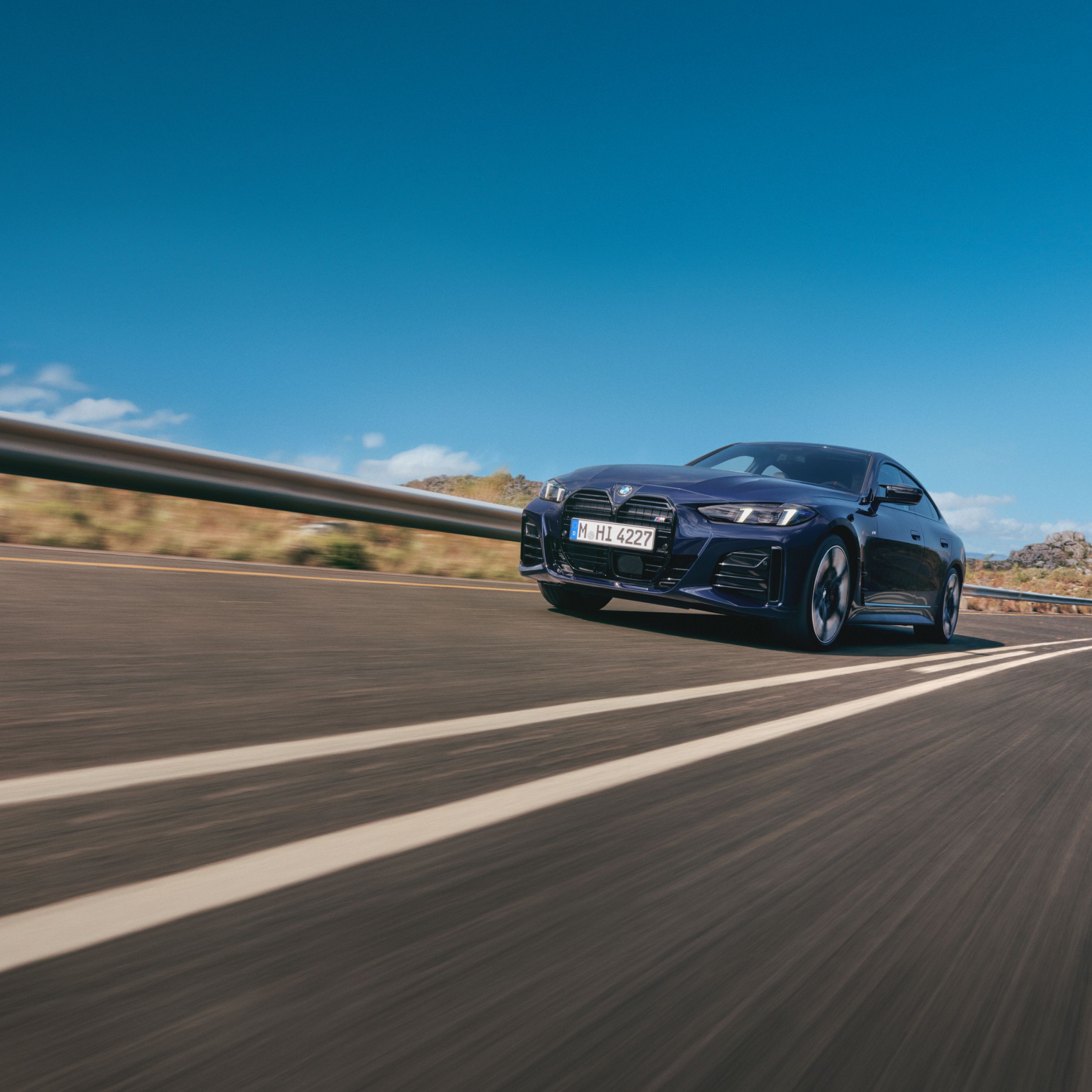 Un BMW M440i xDrive Gran Coupé conduciendo por una autopista a gran velocidad