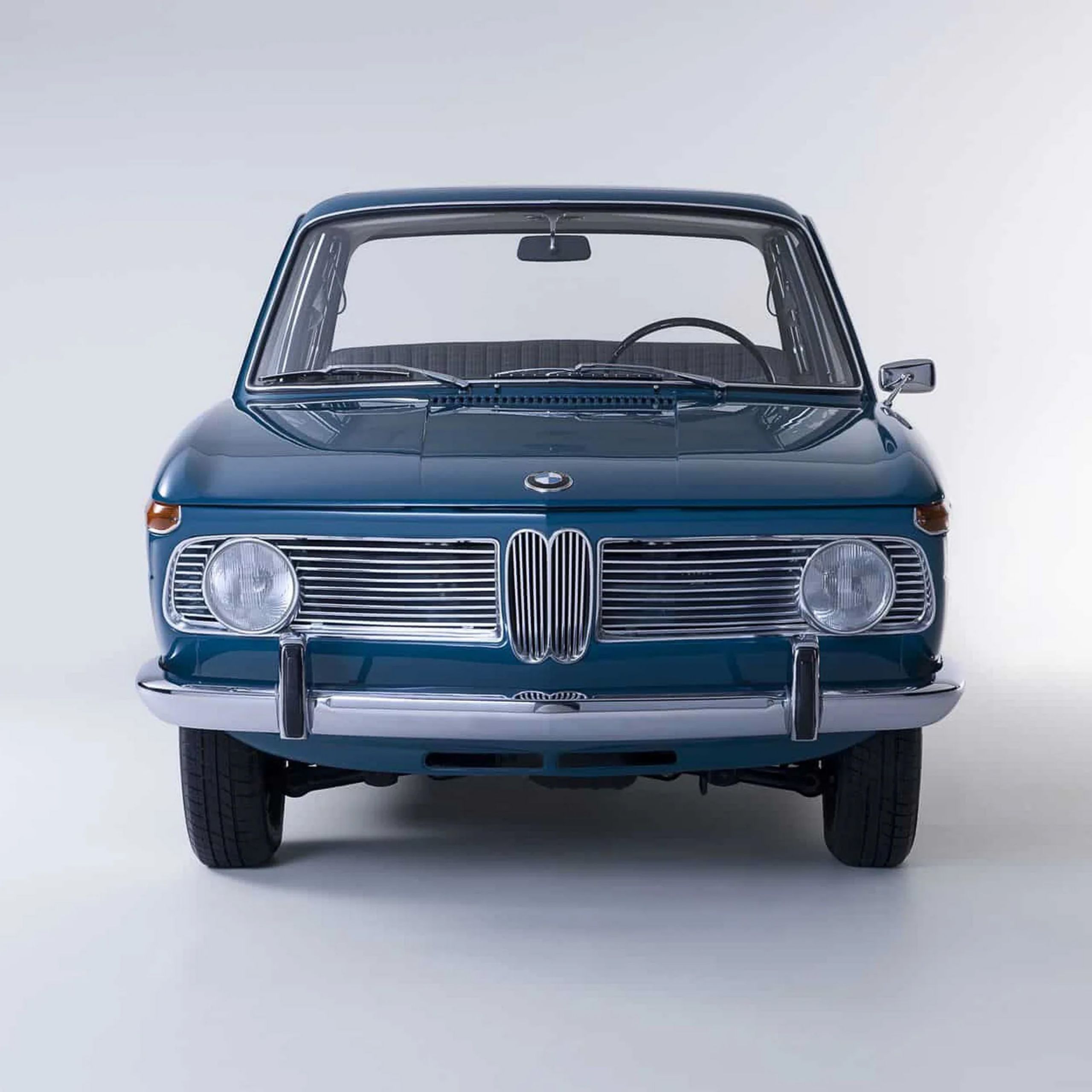 Fronten av en blå BMW 1600-2