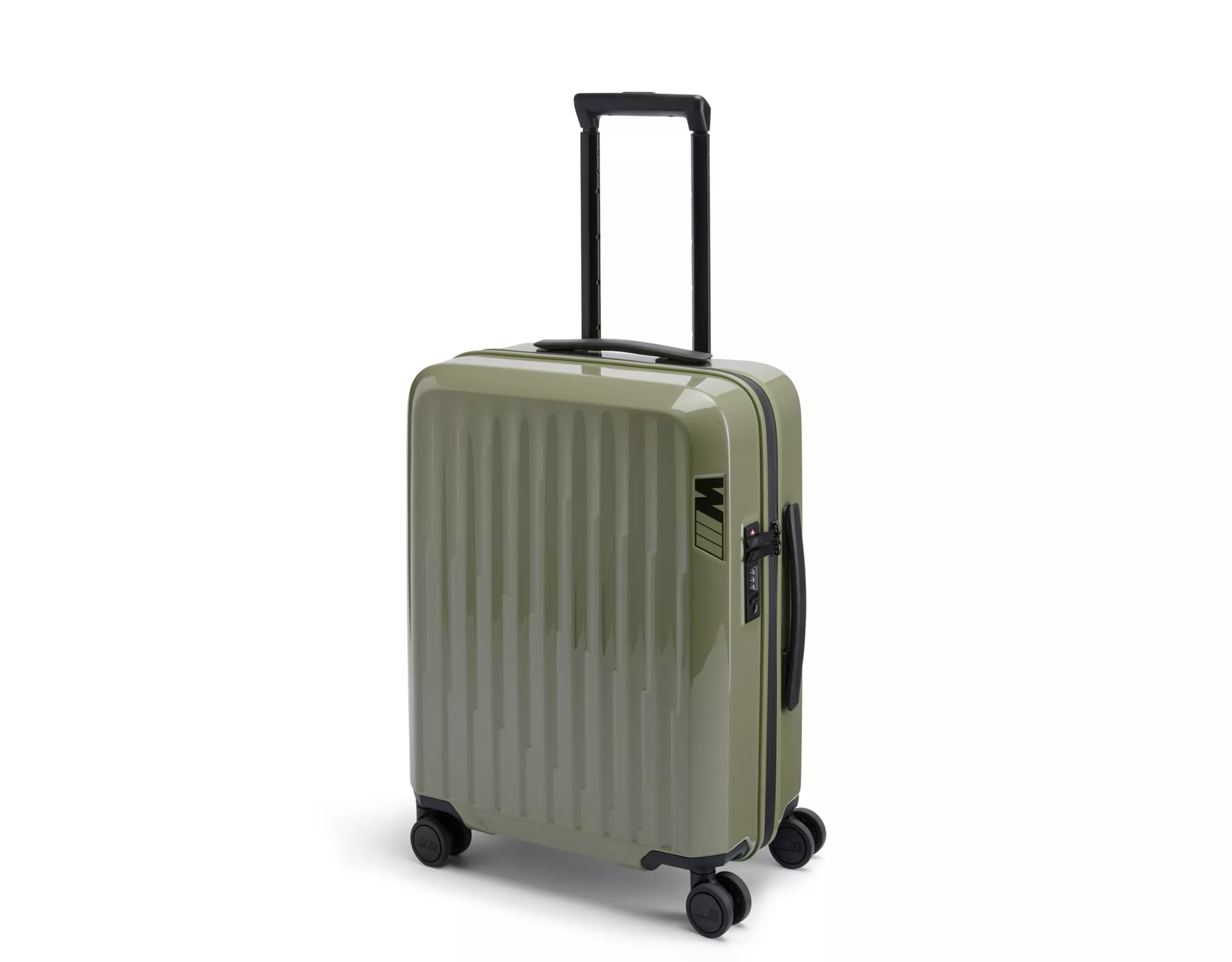 Les parfums BMW Lifestyle Amberness et Bergamood photographiés dans un paysage devant deux voitures BMW