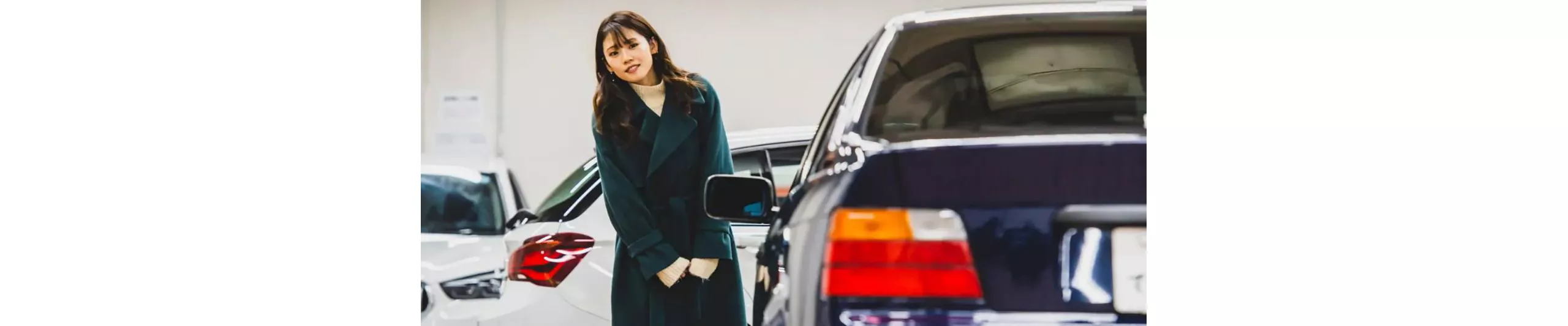 E36型325iを眺める新木みおさん。2022年のBMW Group レースアンバサダーとして、BMW & MINI RacingやSuper GTを含む様々なBMWに接している。