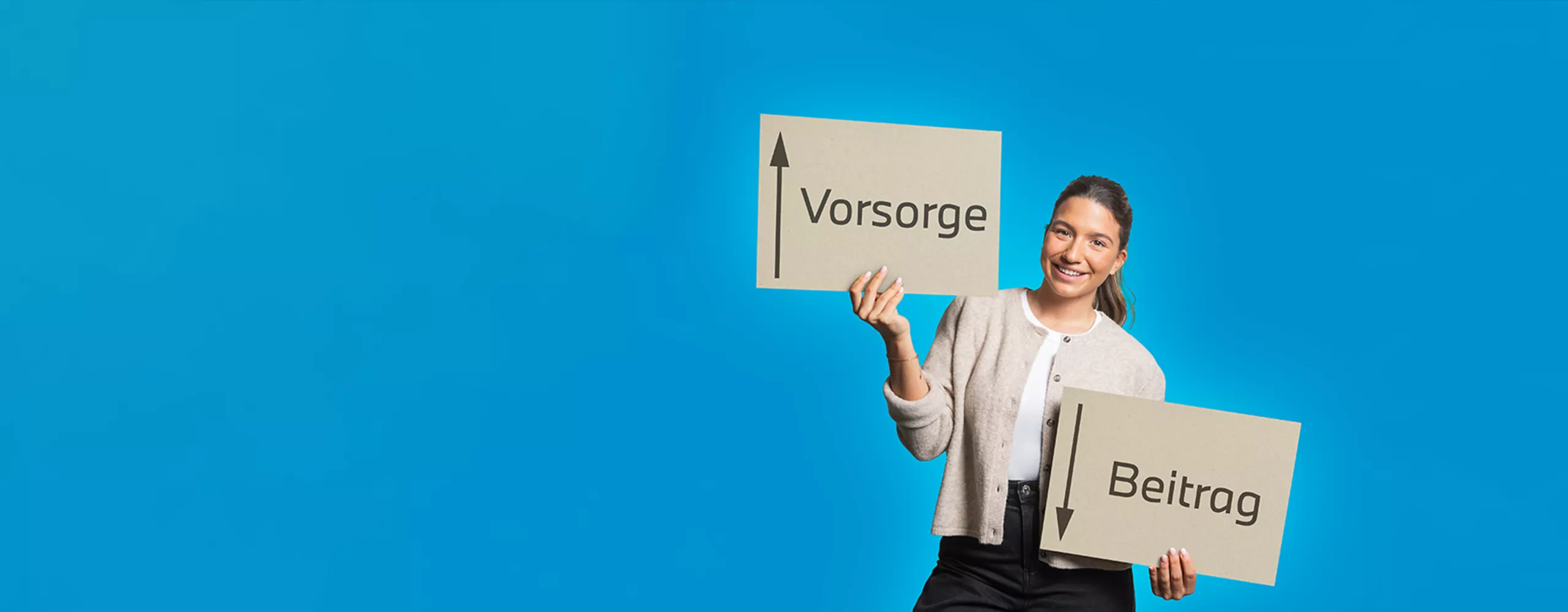 BMW BKK Mitarbeiterin Chiara mit den Schildern "Vorsorge rauf, Beitrag runter"
