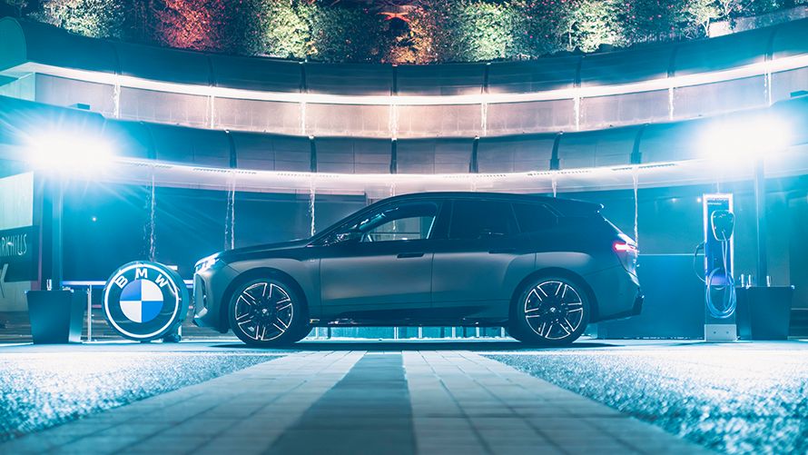 それぞれの期待とともに、非日常への扉が開く。