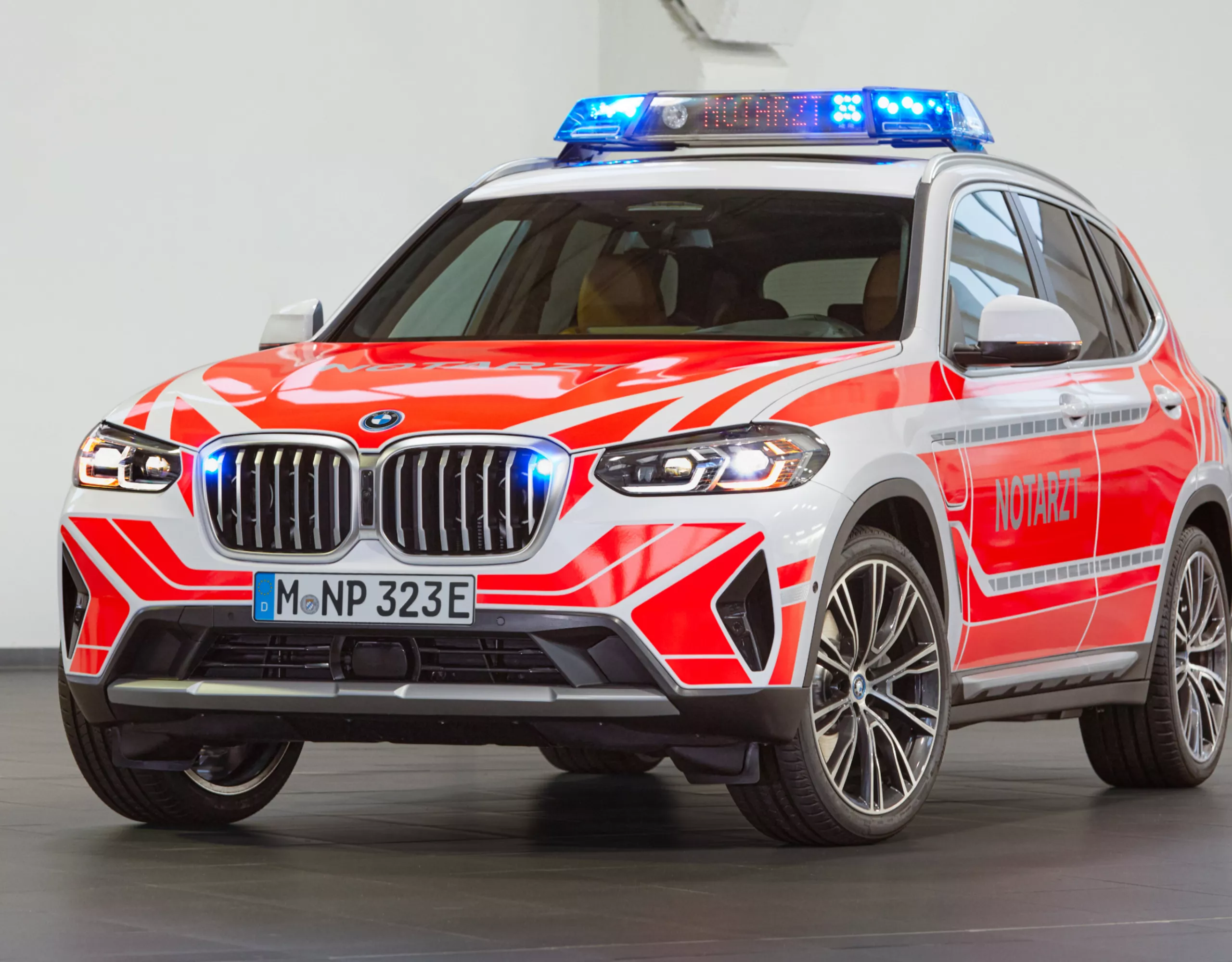 Een BMW medisch noodvoertuig staat voor een gebouw