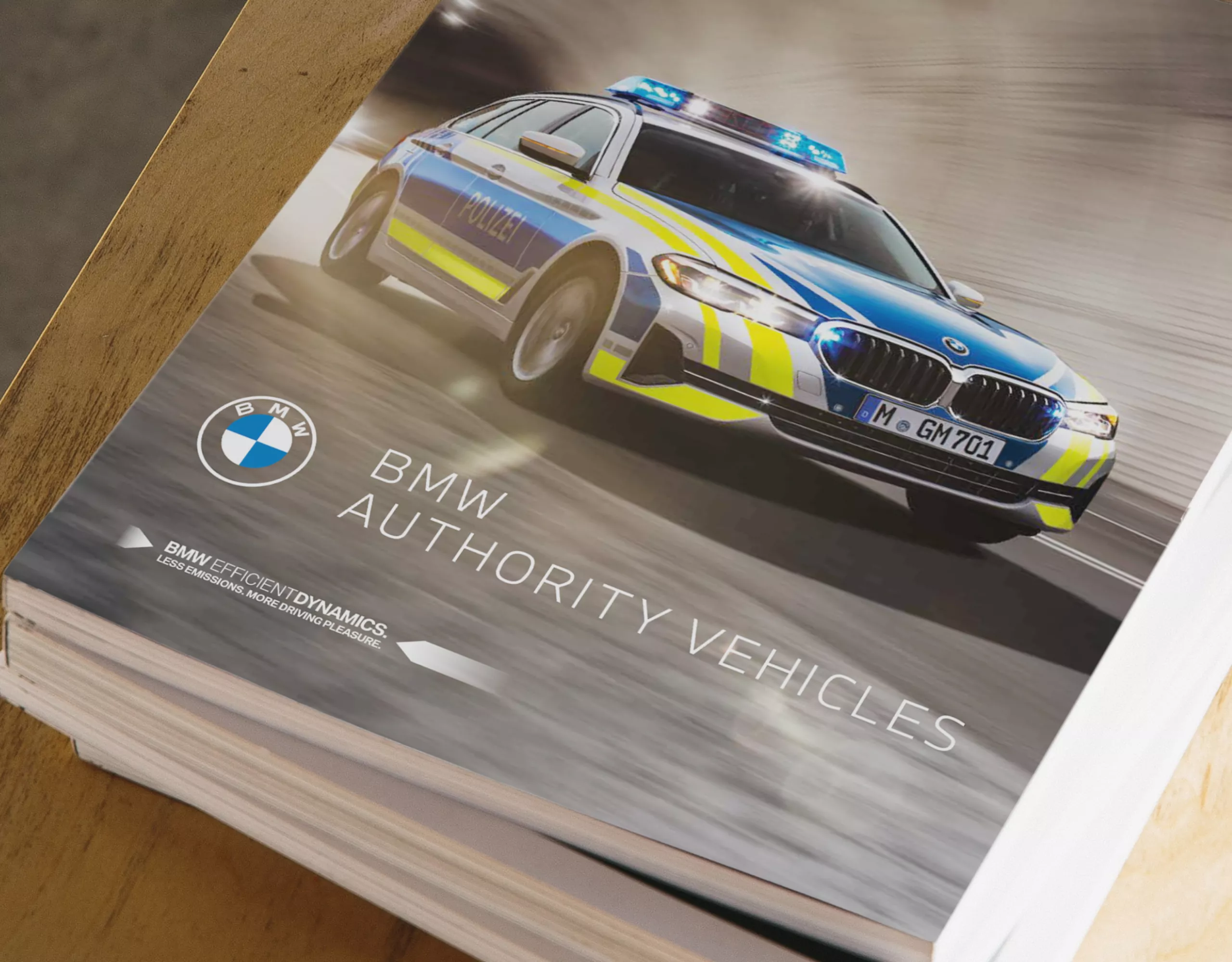 Een stapel met meerdere brochures ligt op een houten tafel