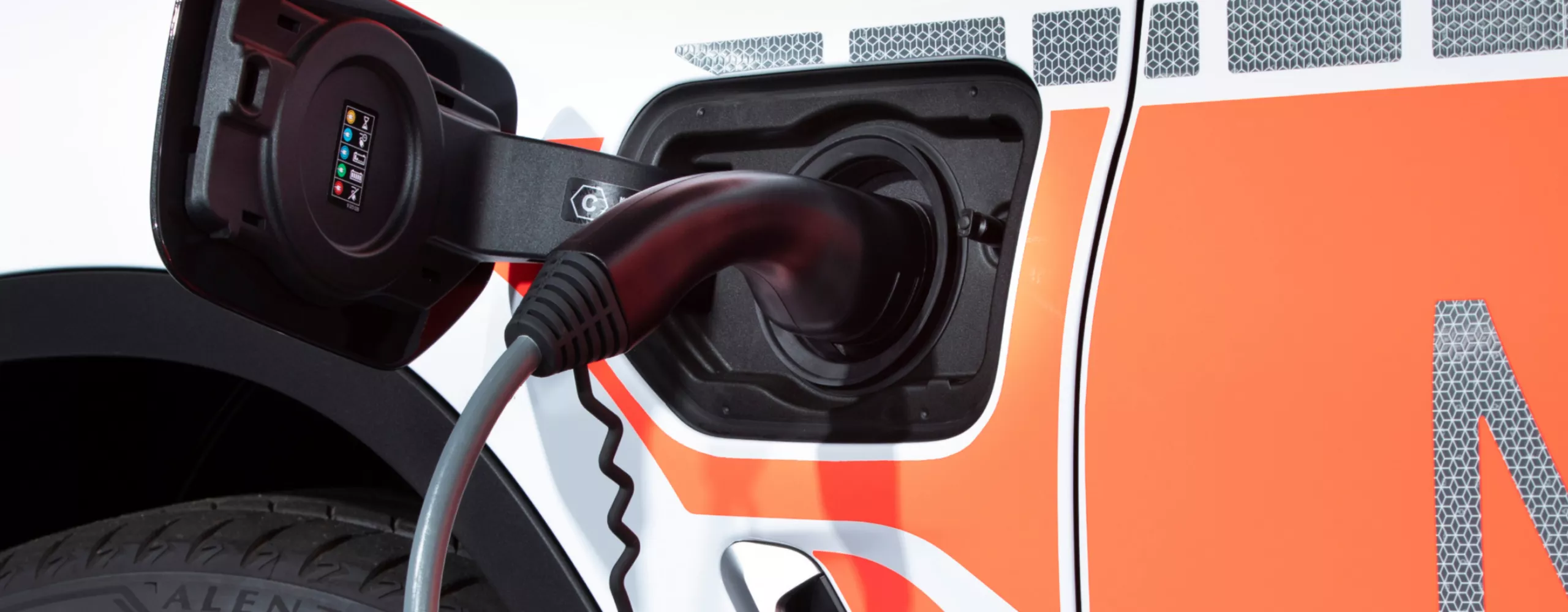 Een plug-in-hybride interventievoertuig van BMW wordt opgeladen Detail laadkabel