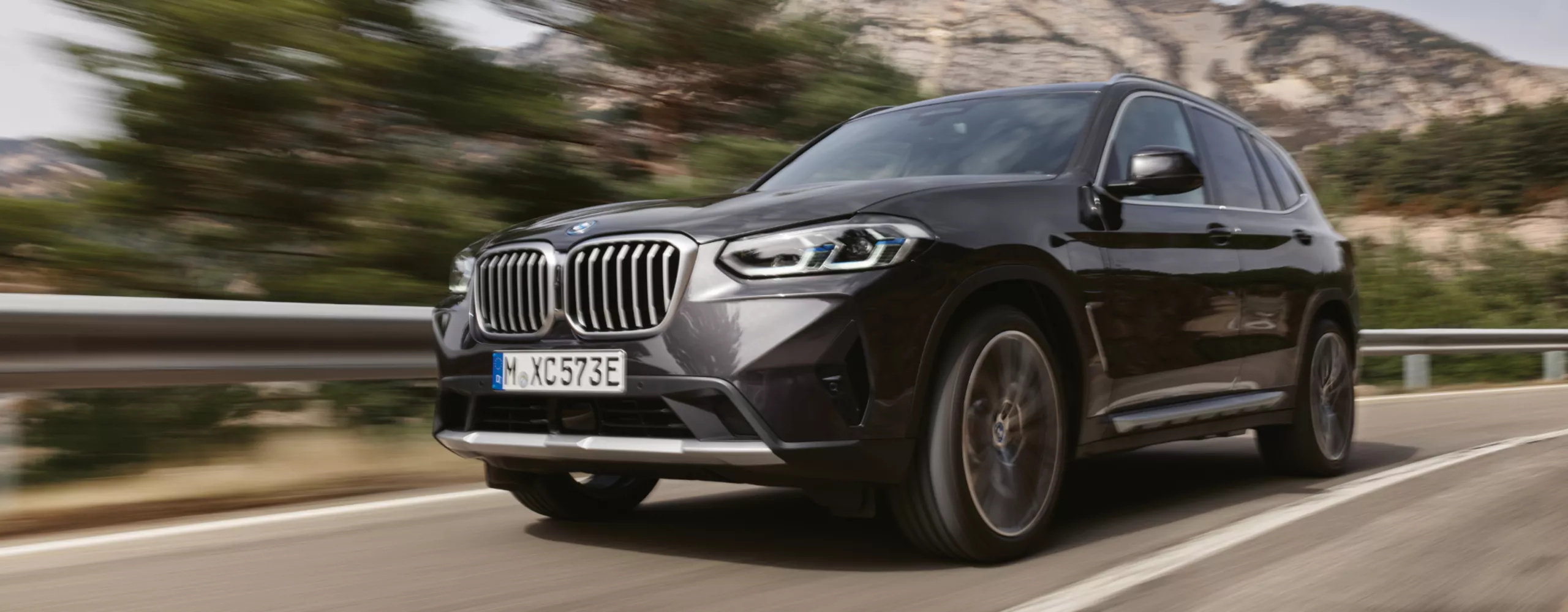 Een BMW interventievoertuig rijdt op een weg