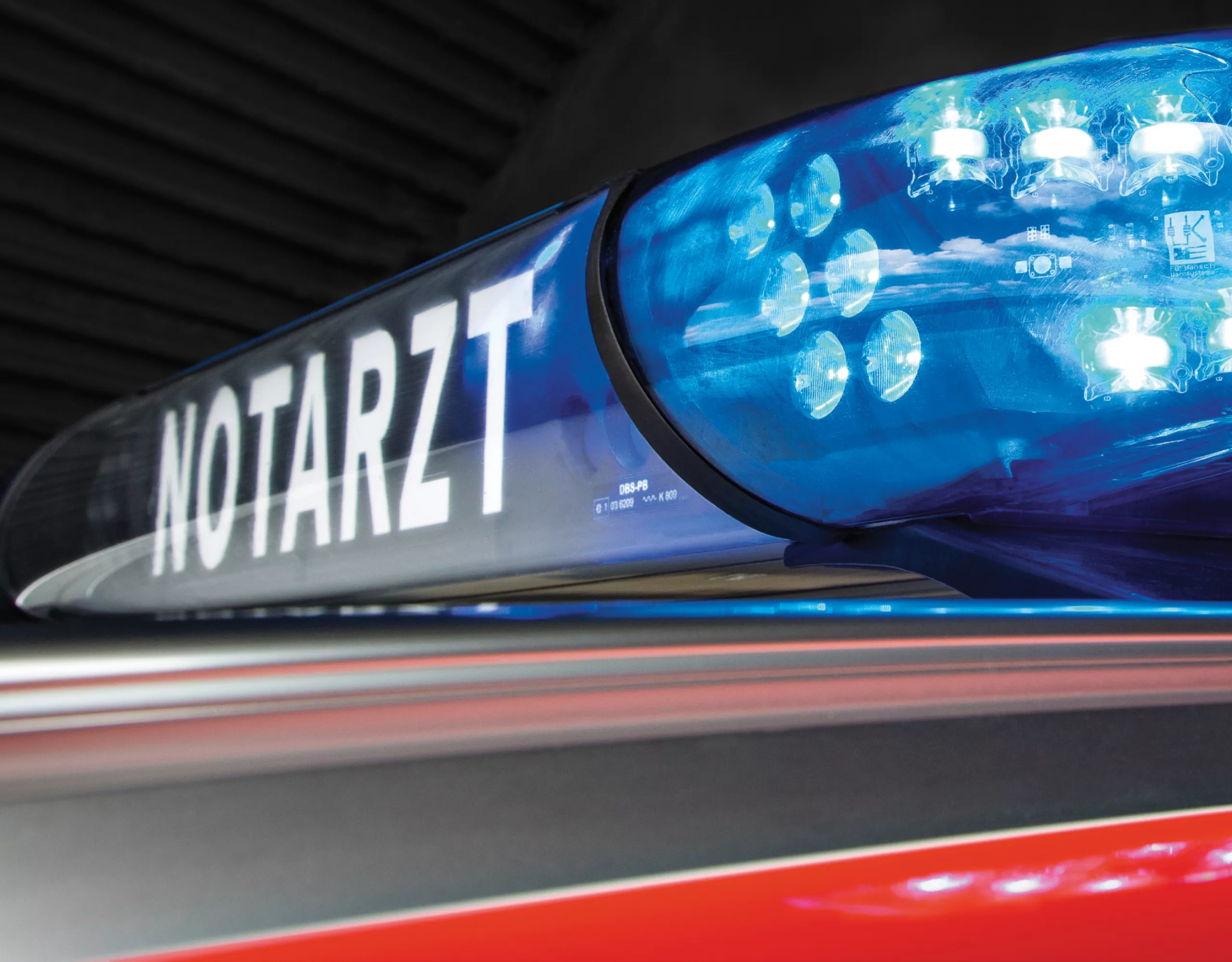 Het verlichte signaalsysteem van een voertuig voor medische hulpdiensten van BMW wordt gedetailleerd weergegeven