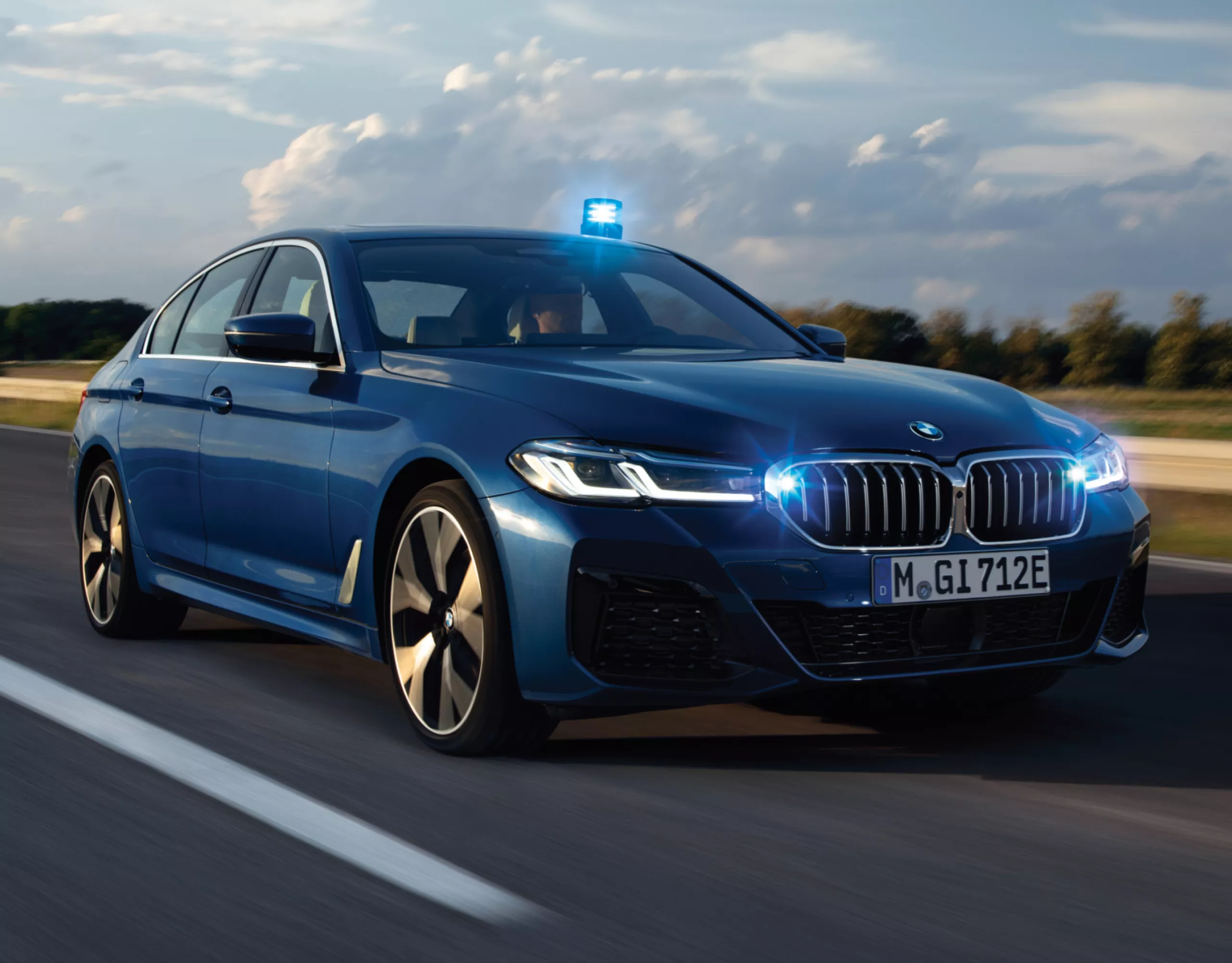 Een BMW interventievoertuig rijdt op de weg