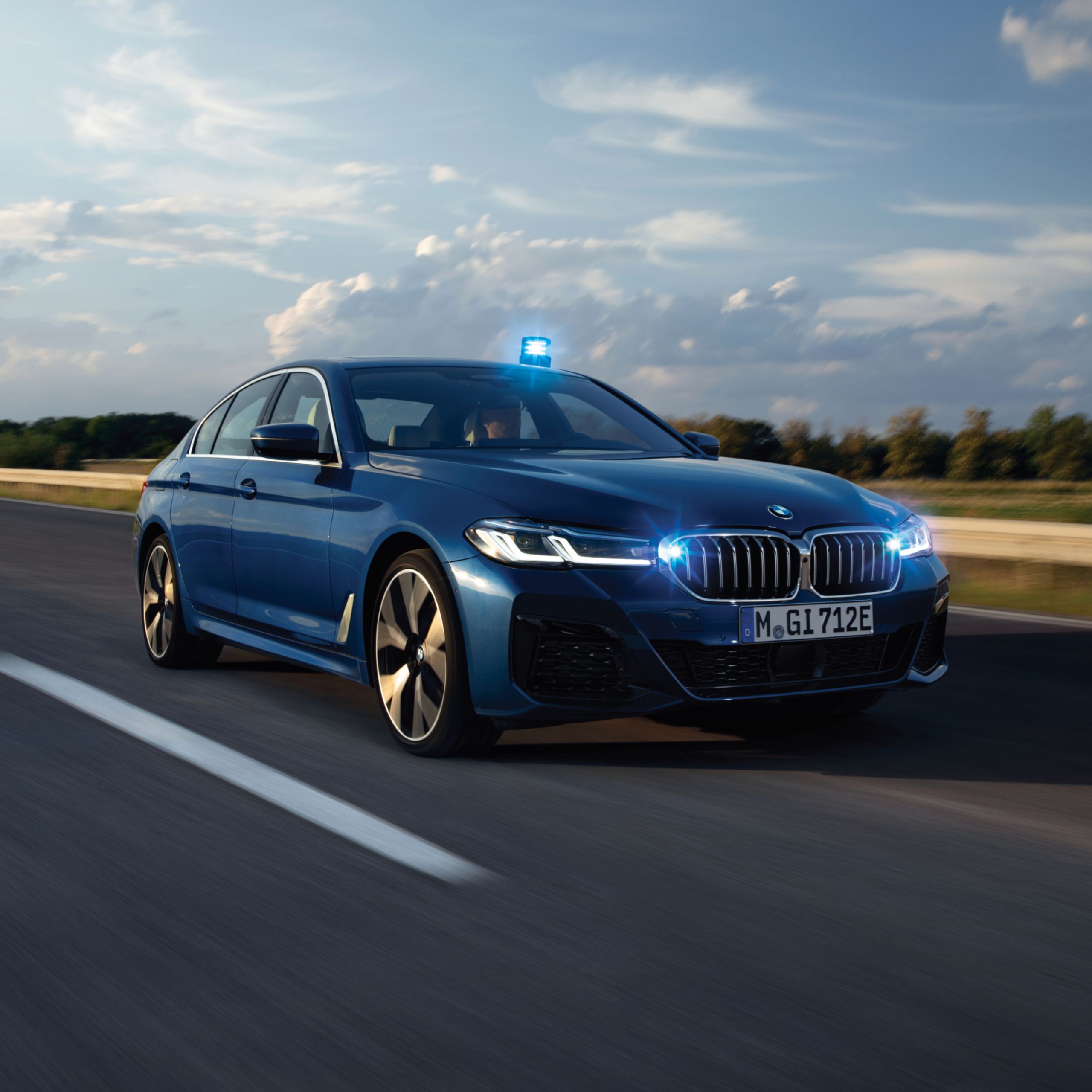 Ein BMW Einsatzfahrzeug fährt auf der Straße