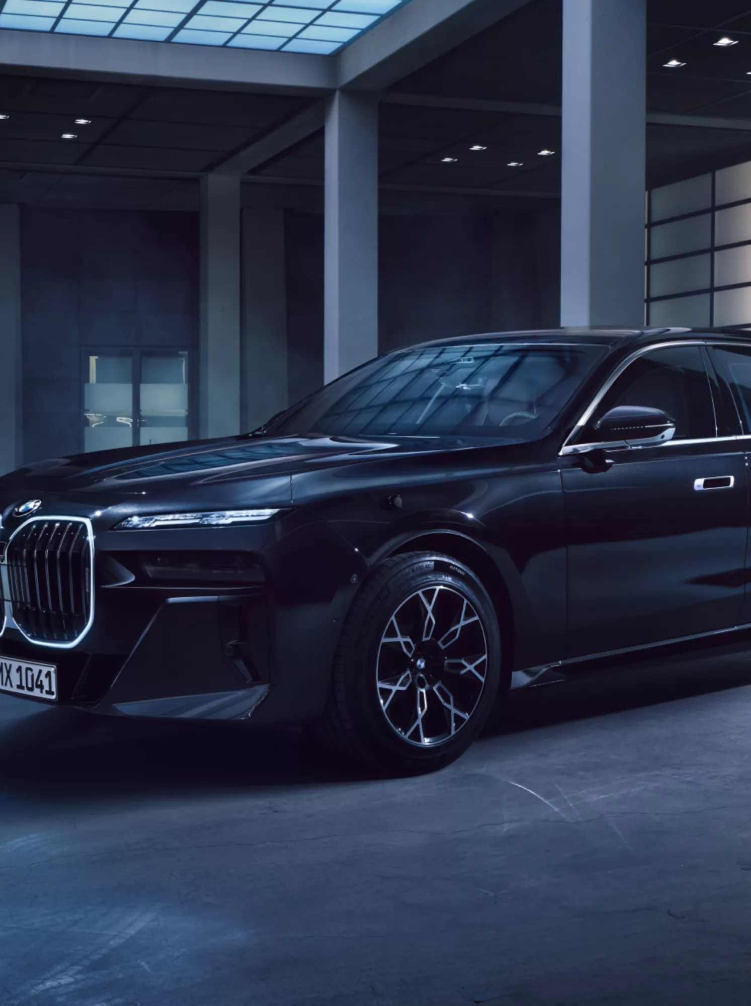 Een beveiligde wagens van BMW staat in een garage