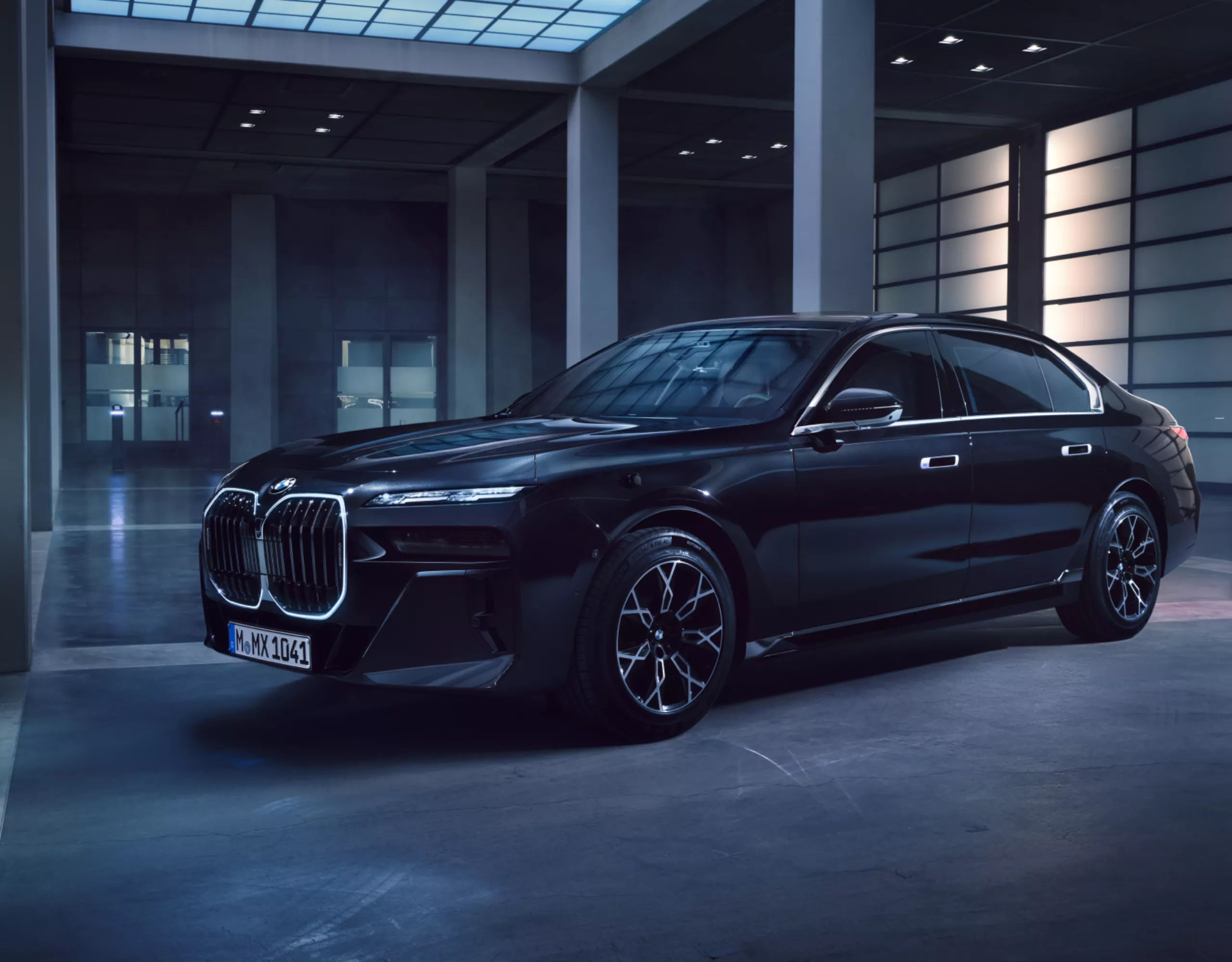 Een beveiligde wagen van BMW staat in een garage