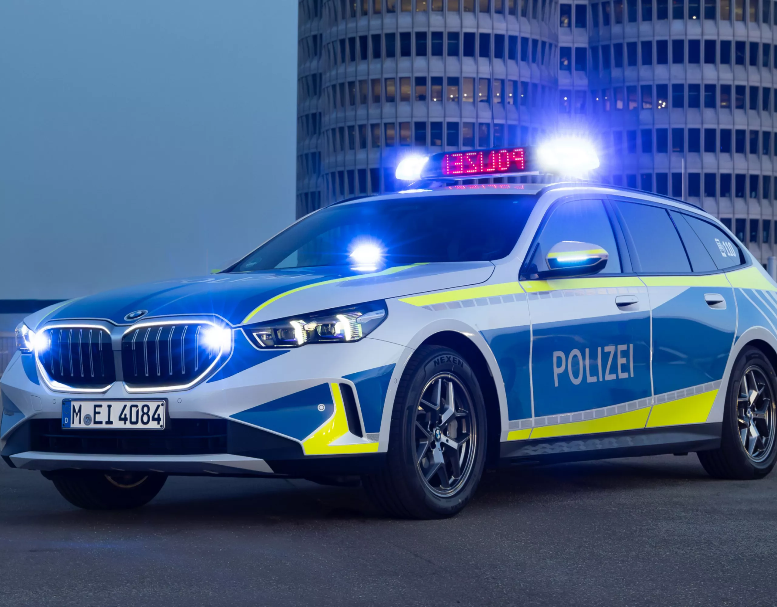 Ein BMW Polizeifahrzeug steht vor einem modernen Gebäude