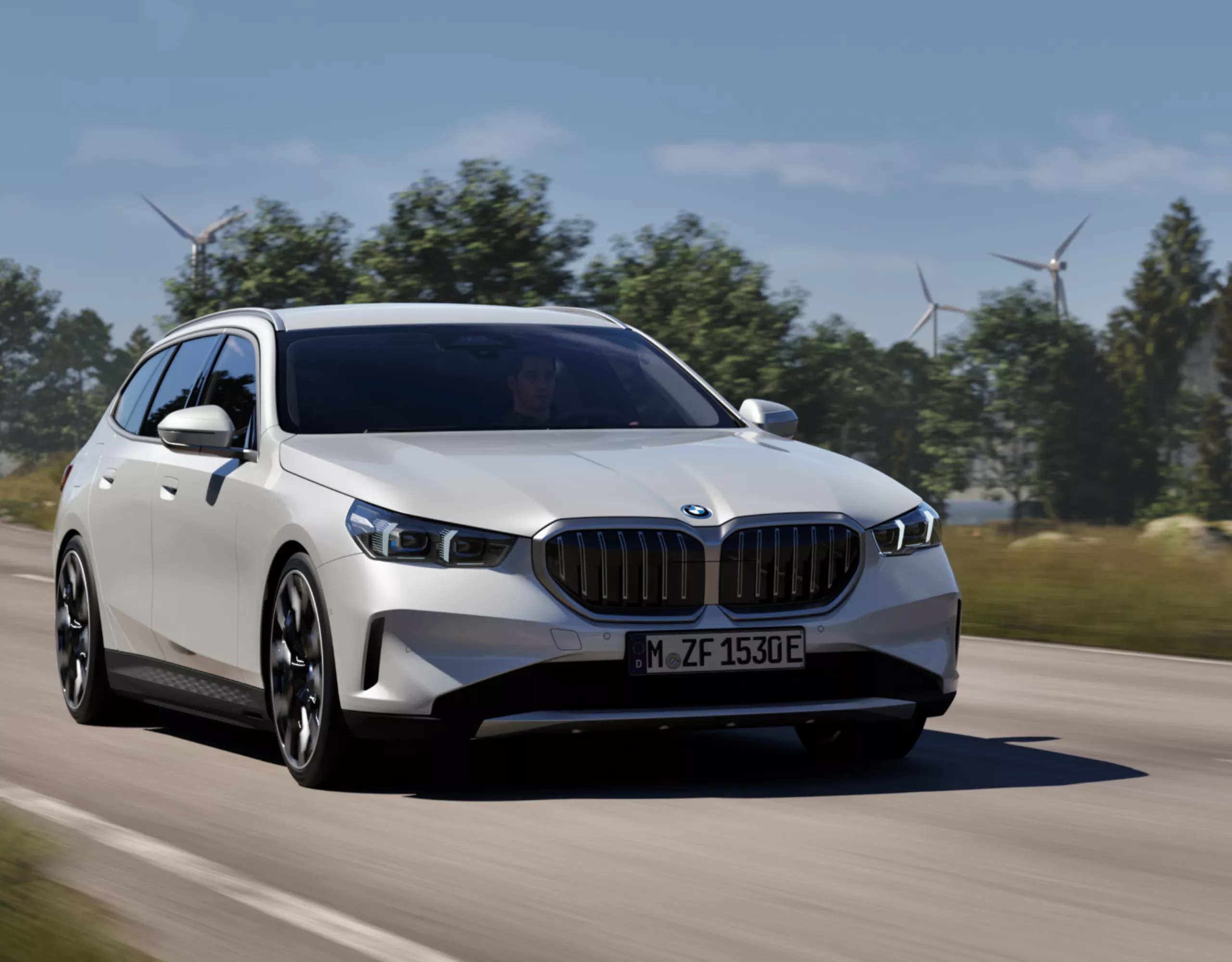 Ein BMW fährt auf einer Straße