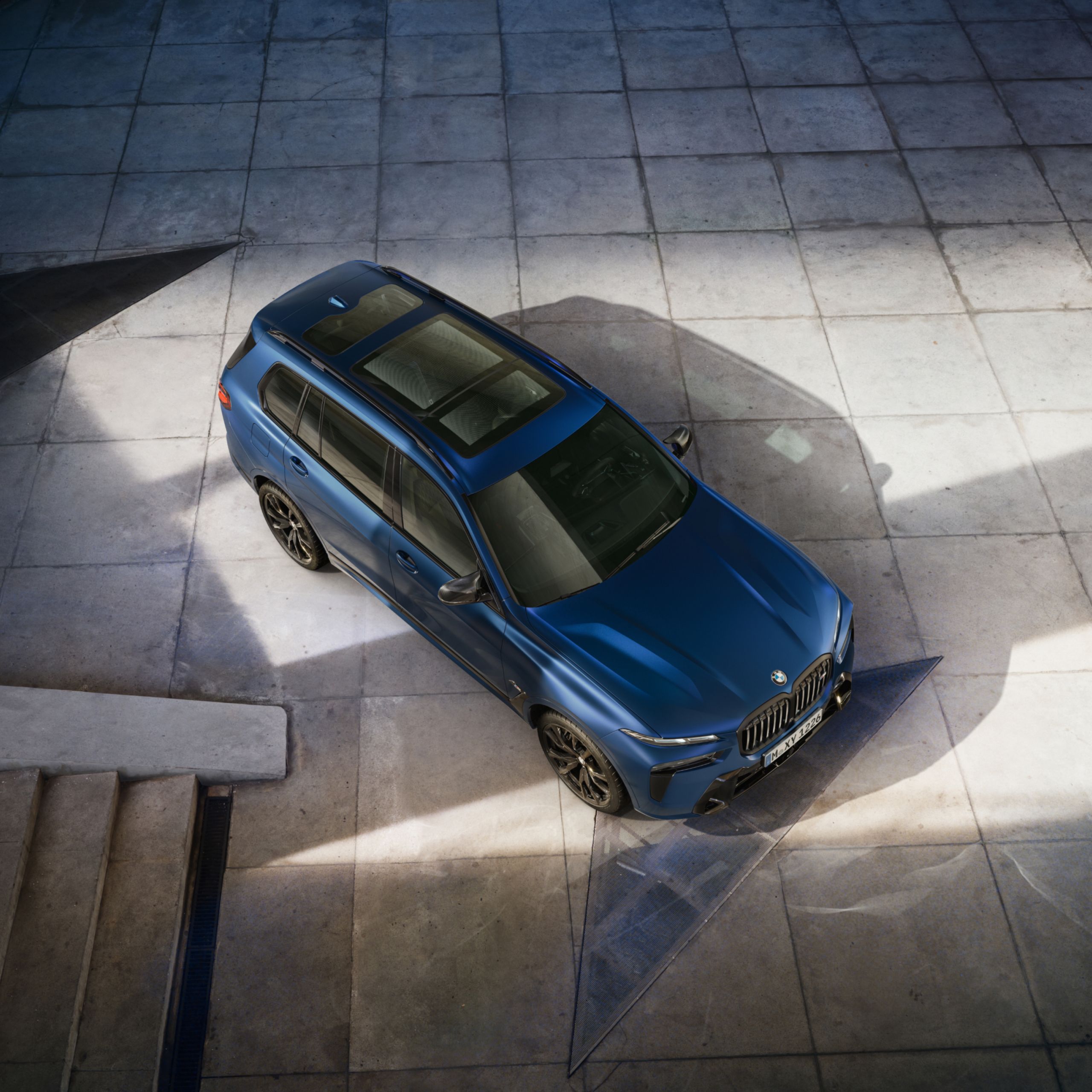 BMW parcat pe o suprafață de beton