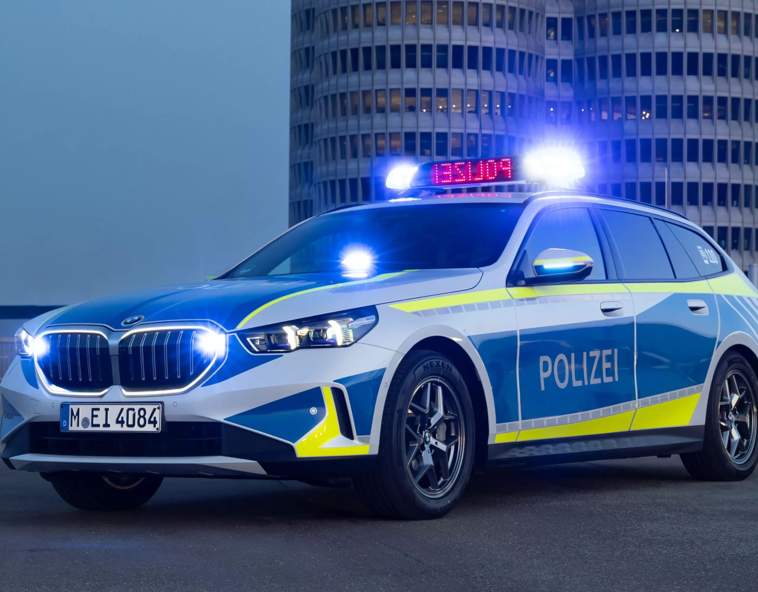 Ein BMW Polizeifahrzeug steht vor einem modernen Gebäude
