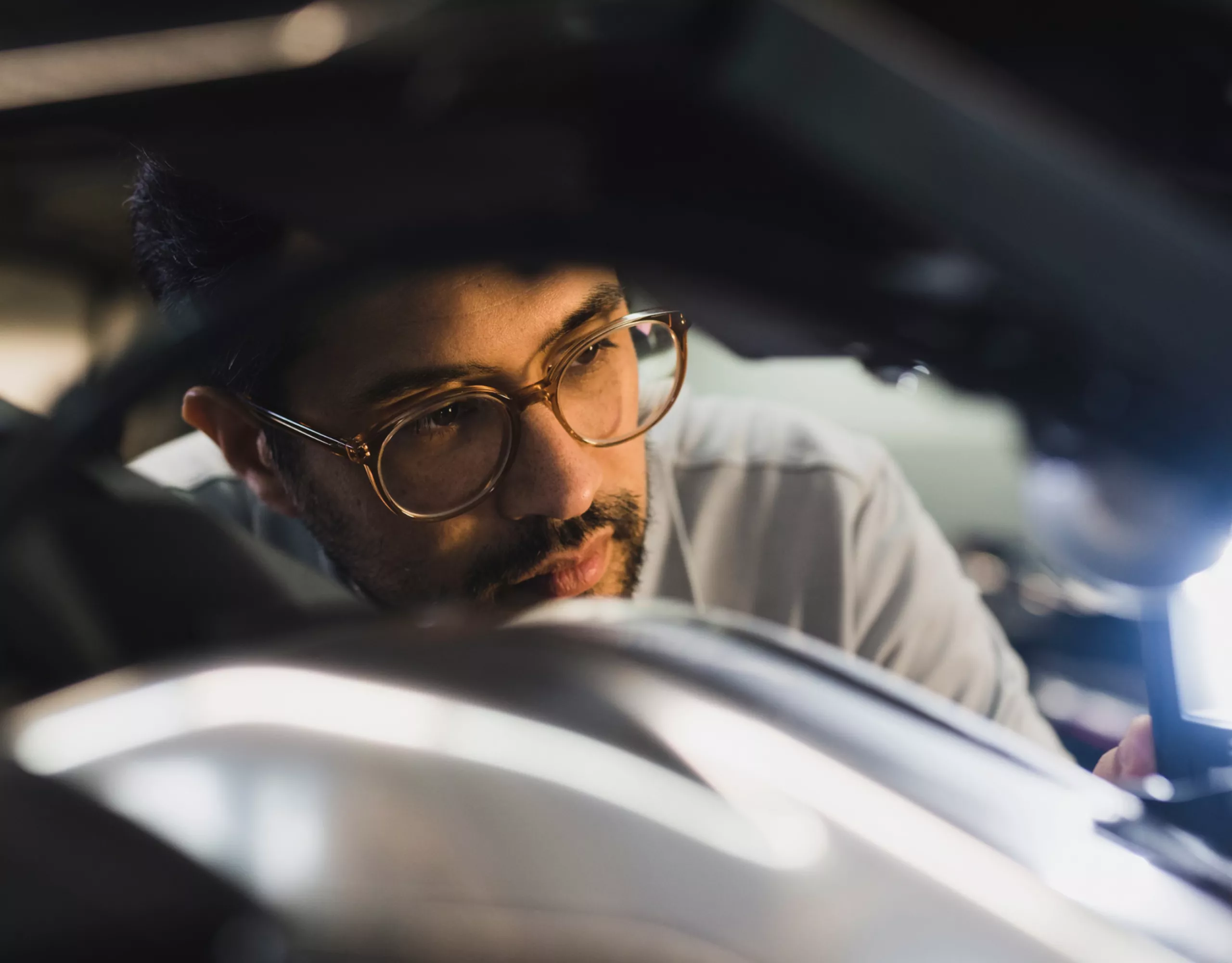 Mann schaut konzentriert auf Fahrzeugdetail